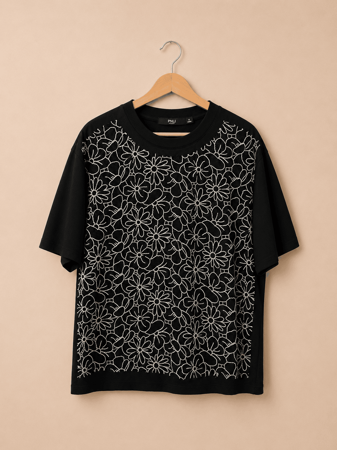 Camiseta preta bordada flores 