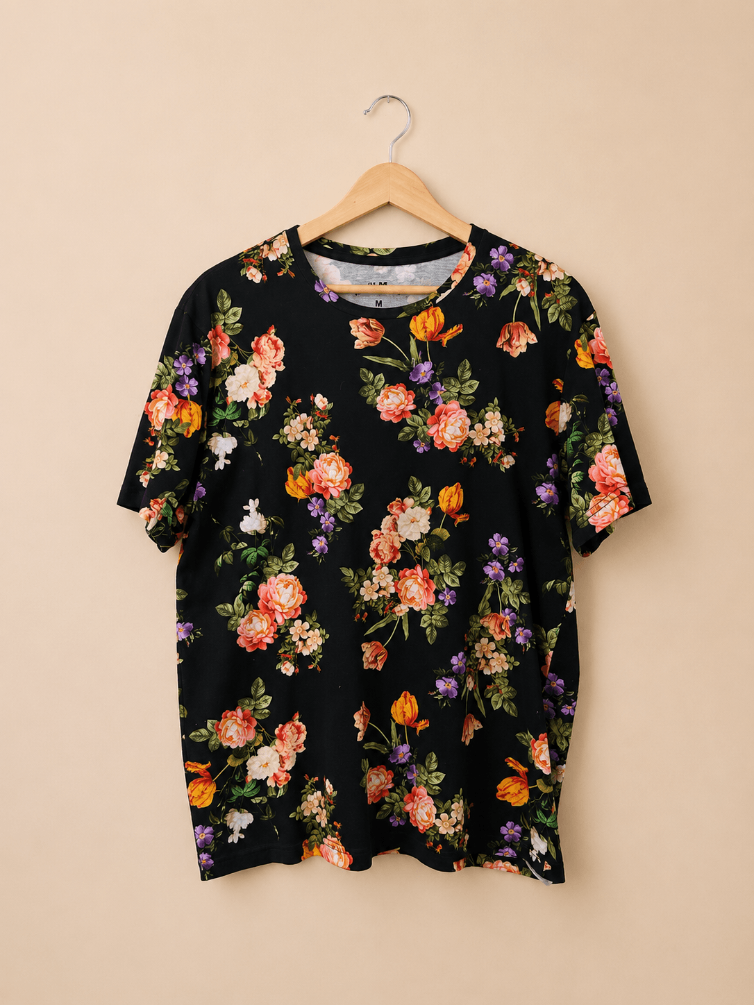 Camiseta preta estampada floral 
