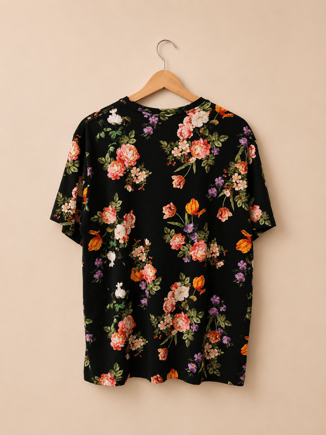 Camiseta preta estampada floral  — foto 2