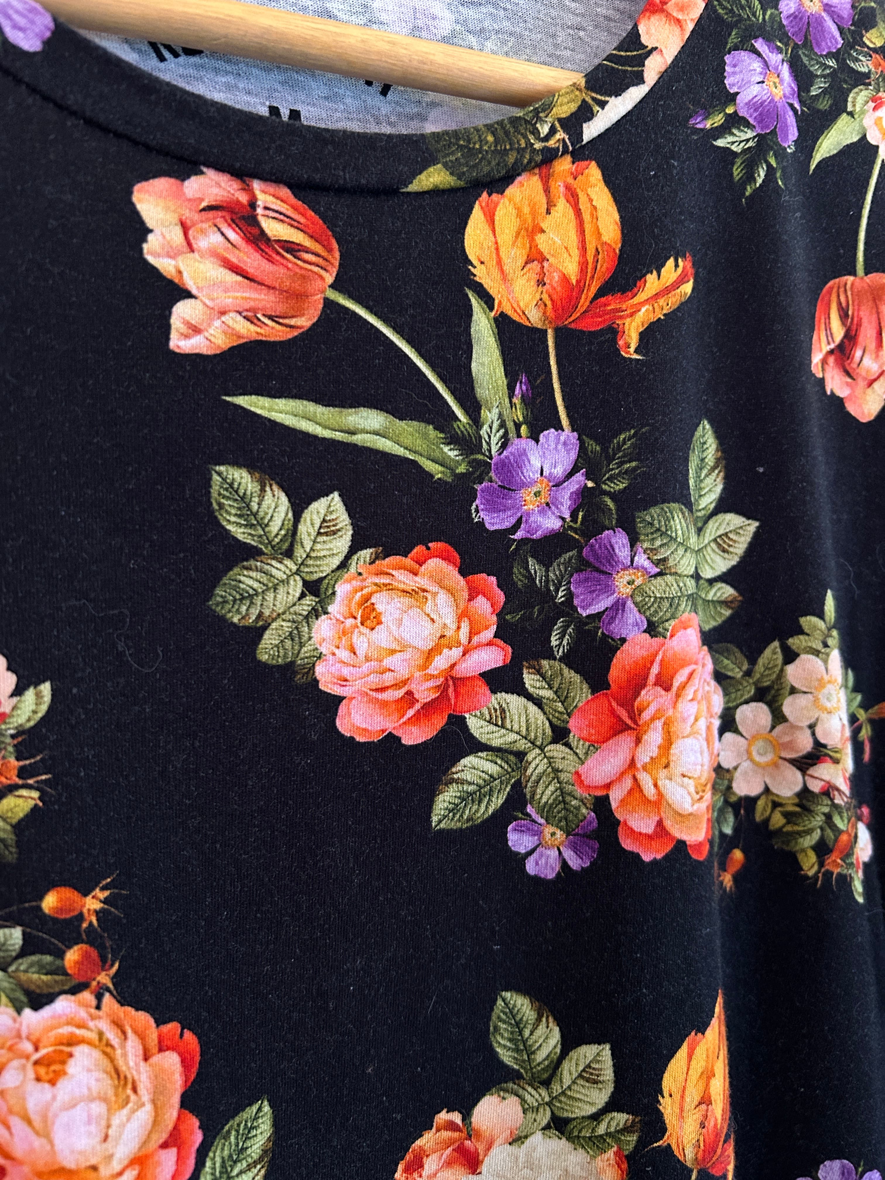 Camiseta preta estampada floral  — foto 3