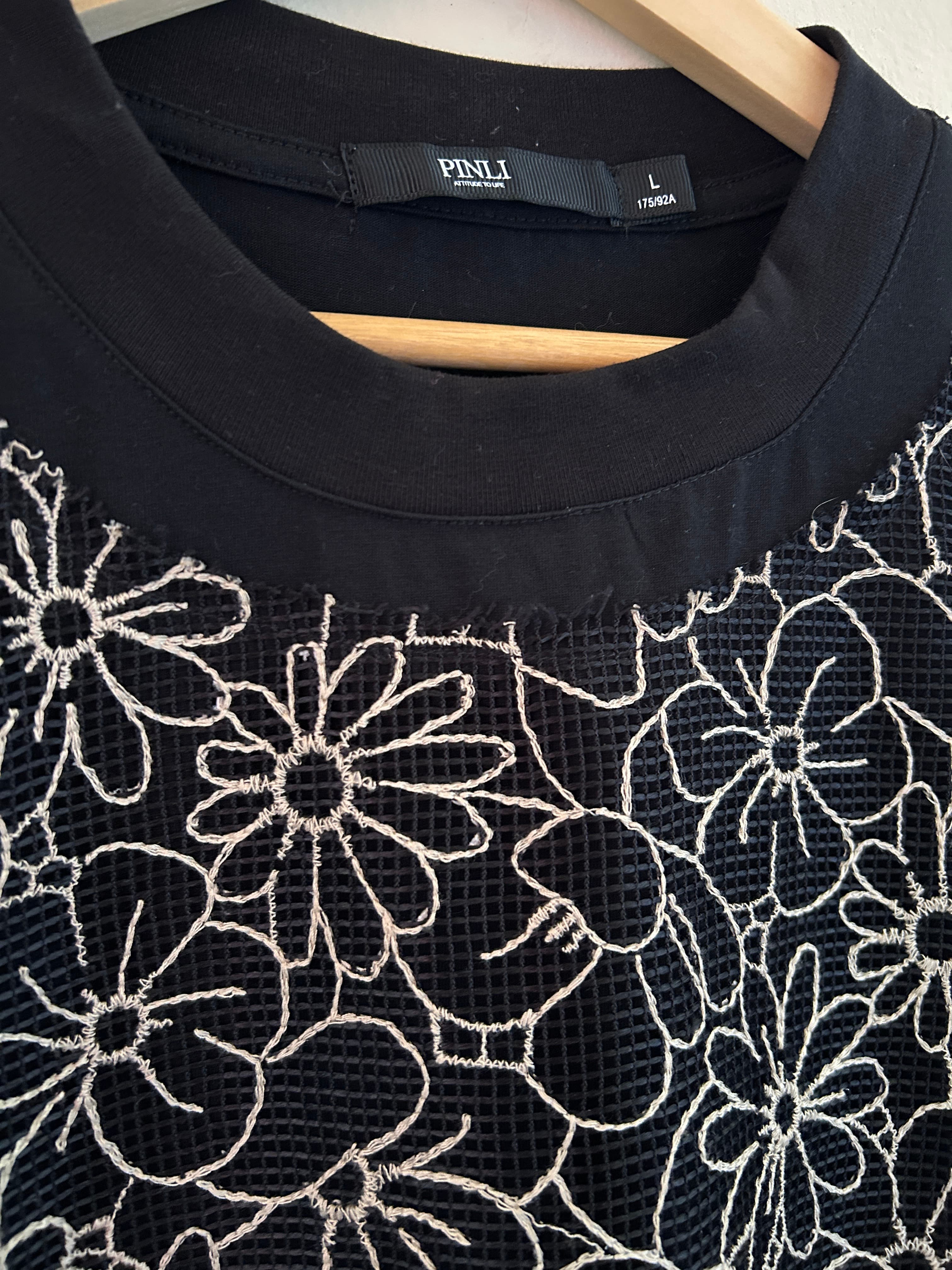 Camiseta preta bordada flores  — foto 3