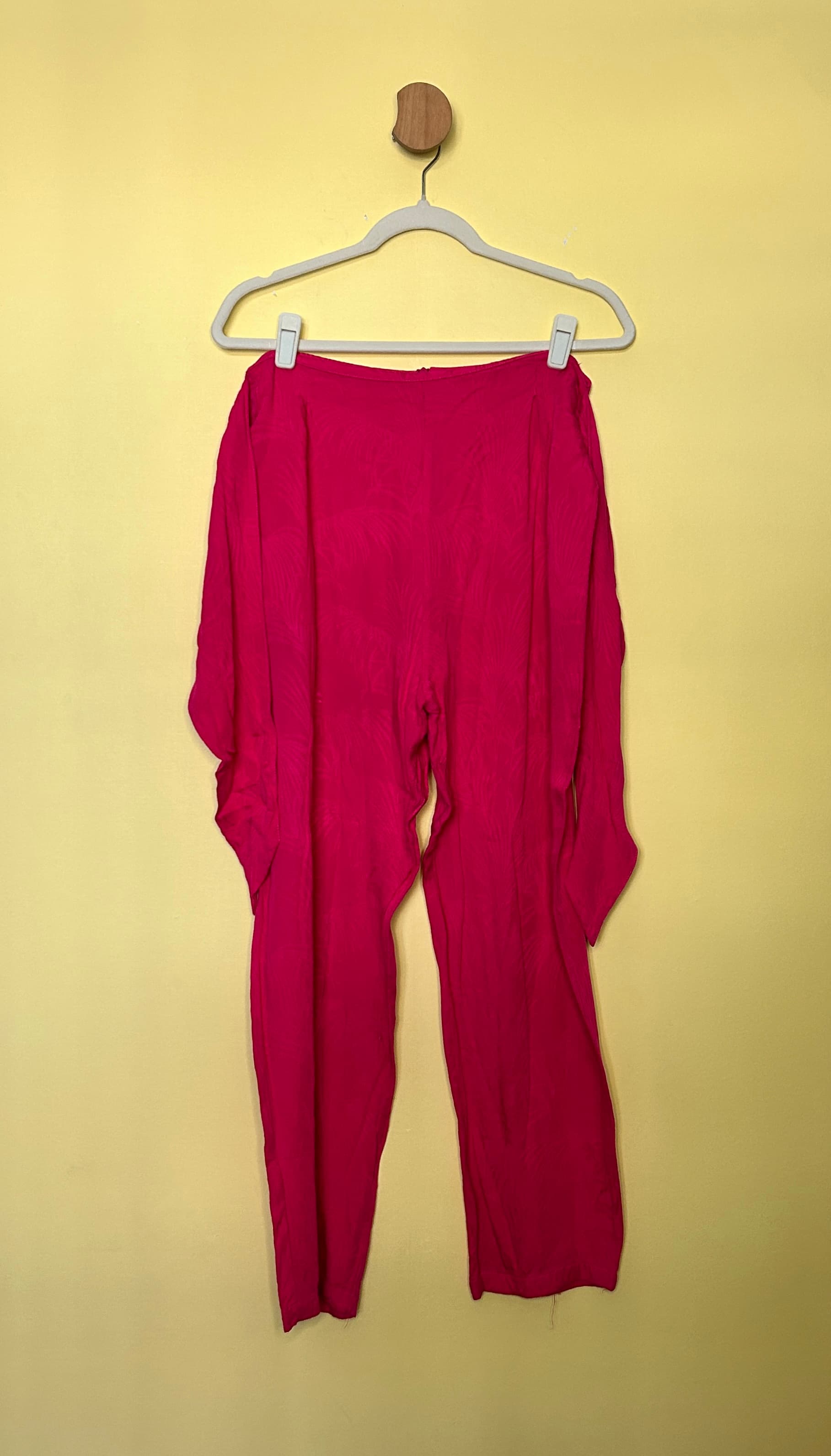 Calça cenoura texturizada