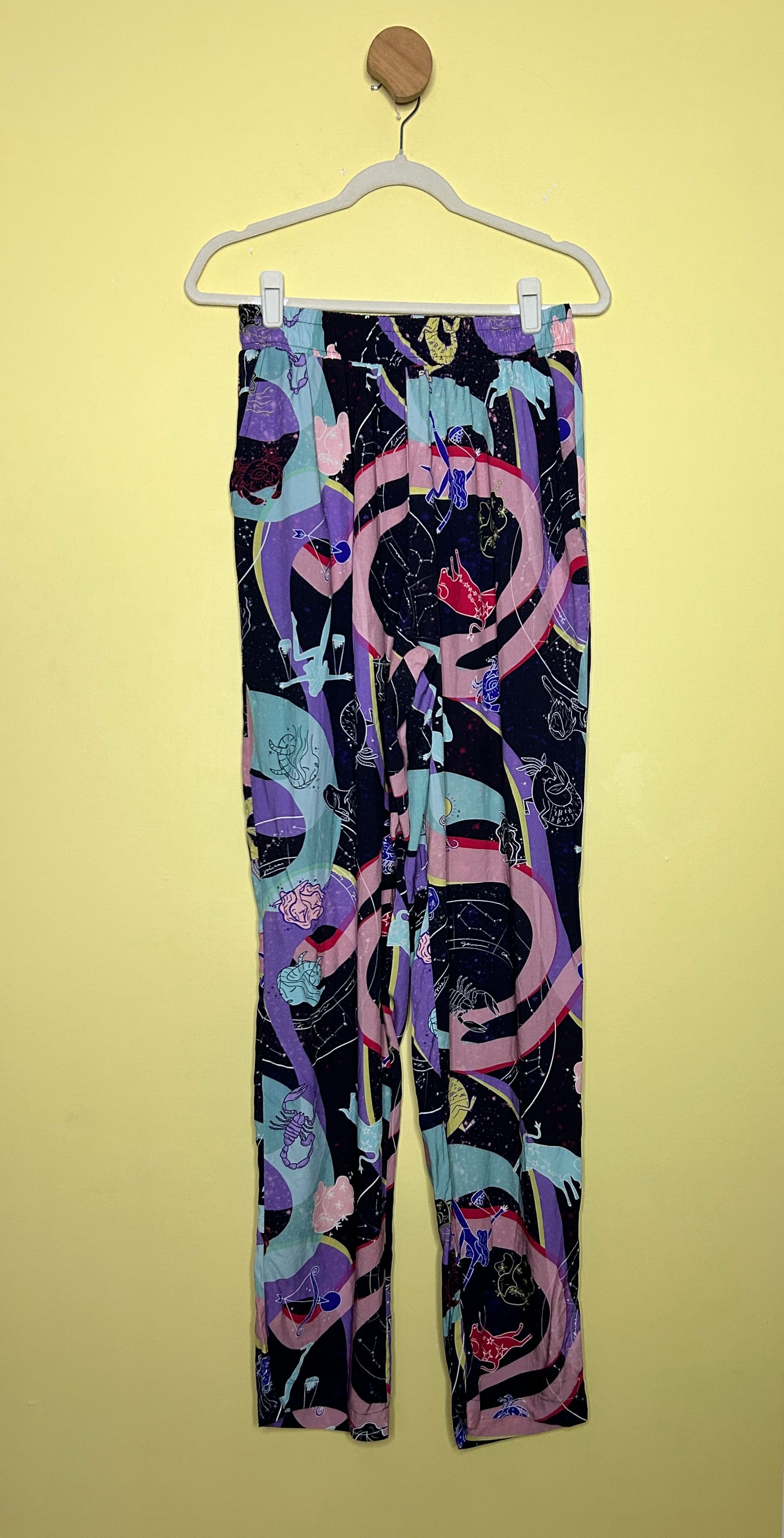 Calça mom viscose estampa zodíaco