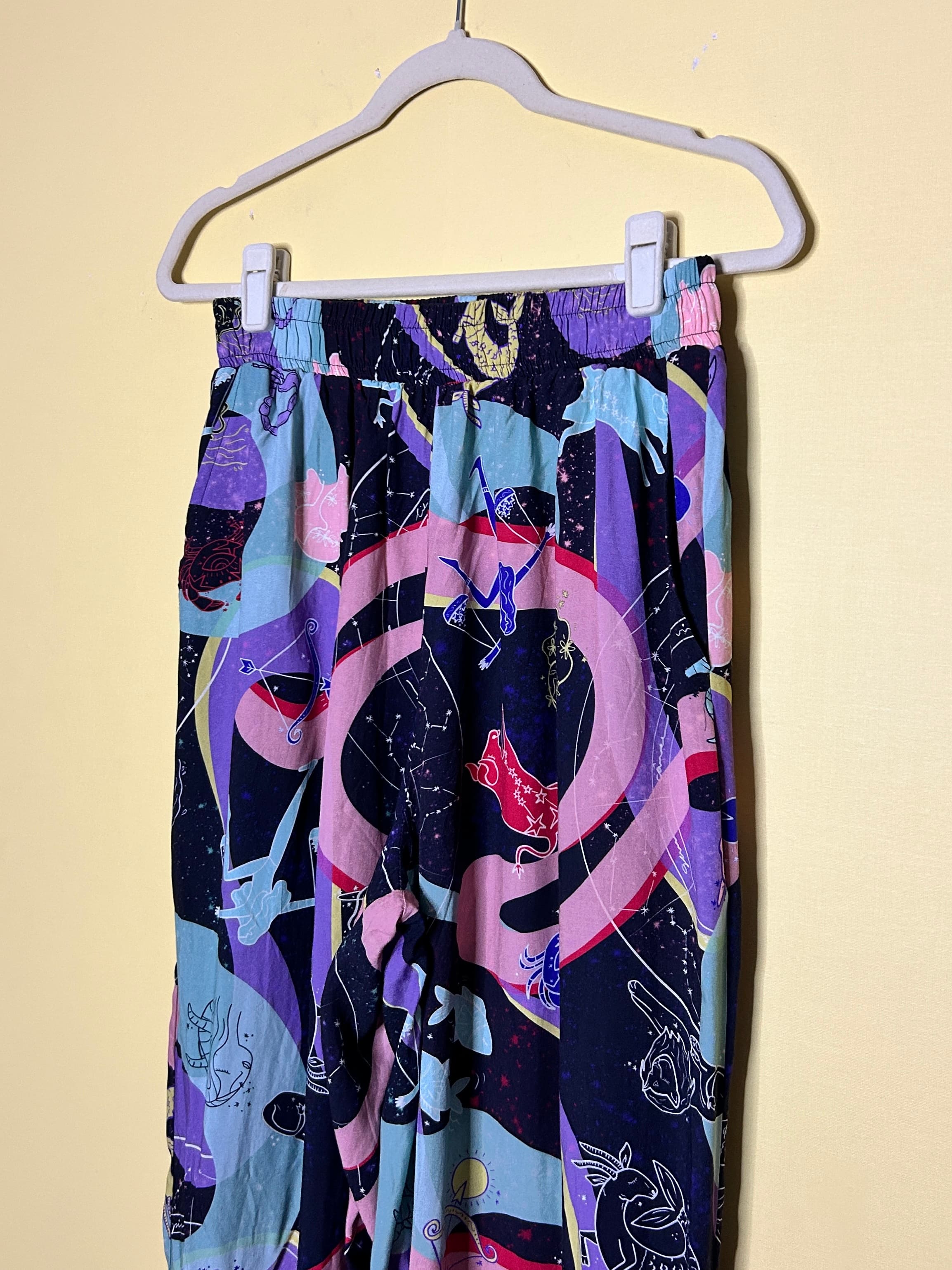 Calça mom viscose estampa zodíaco — foto 3