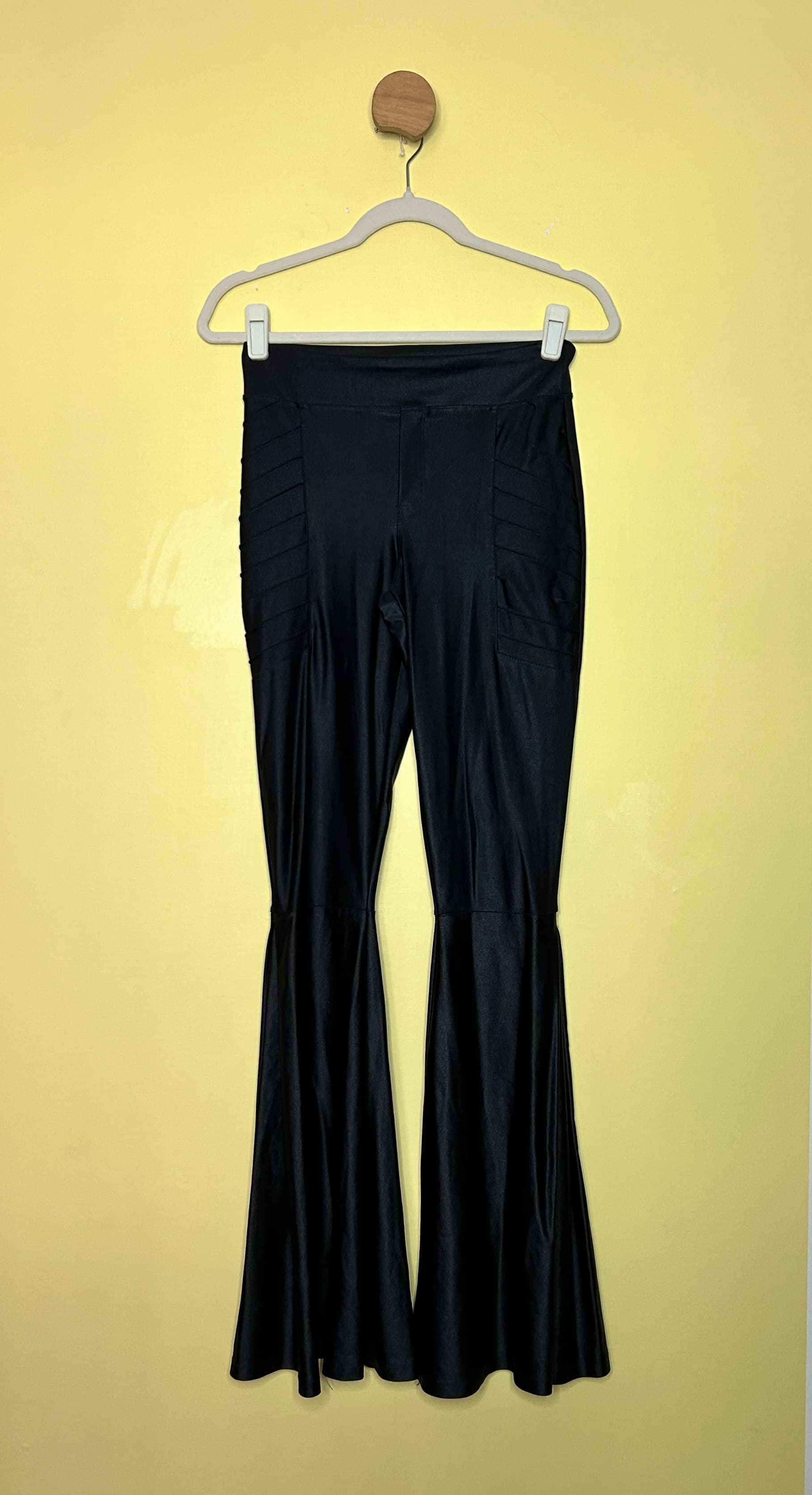Calça flare acetinada com textura