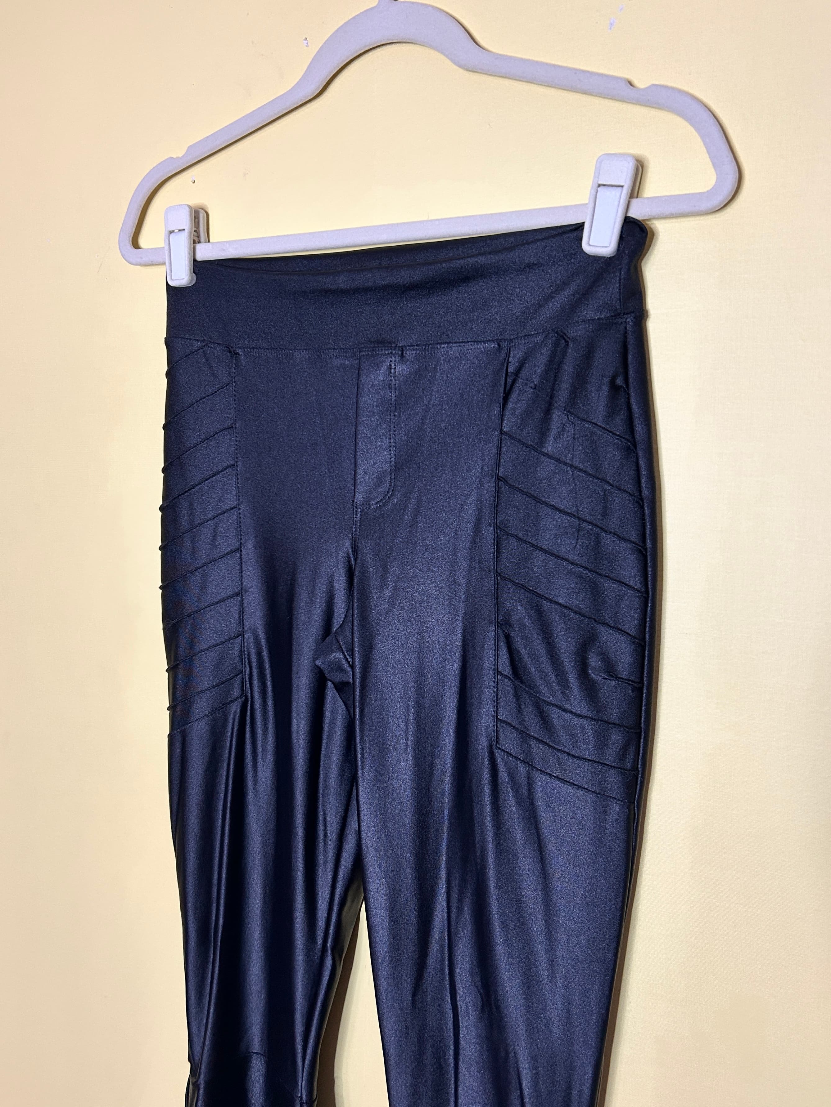 Calça flare acetinada com textura — foto 3
