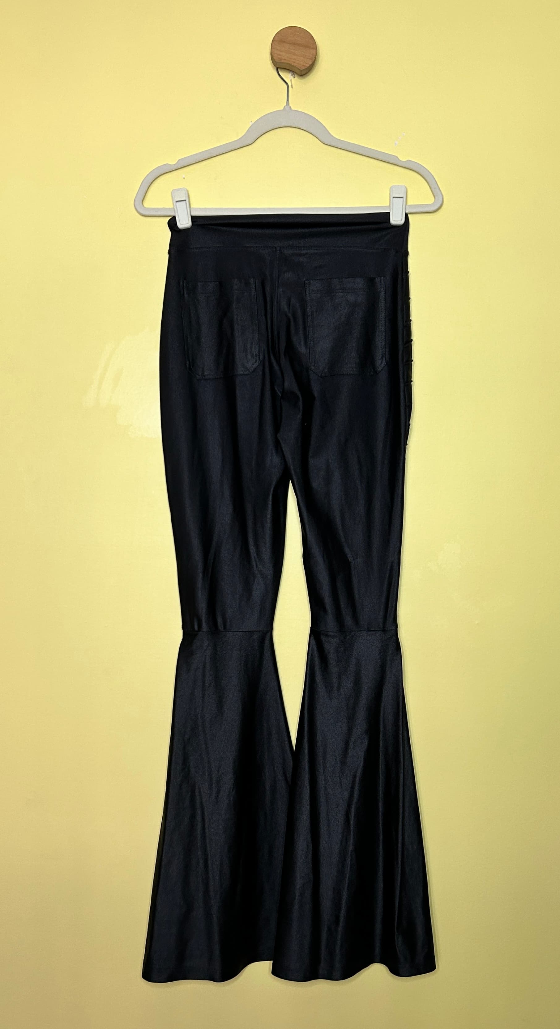 Calça flare acetinada com textura — foto 2