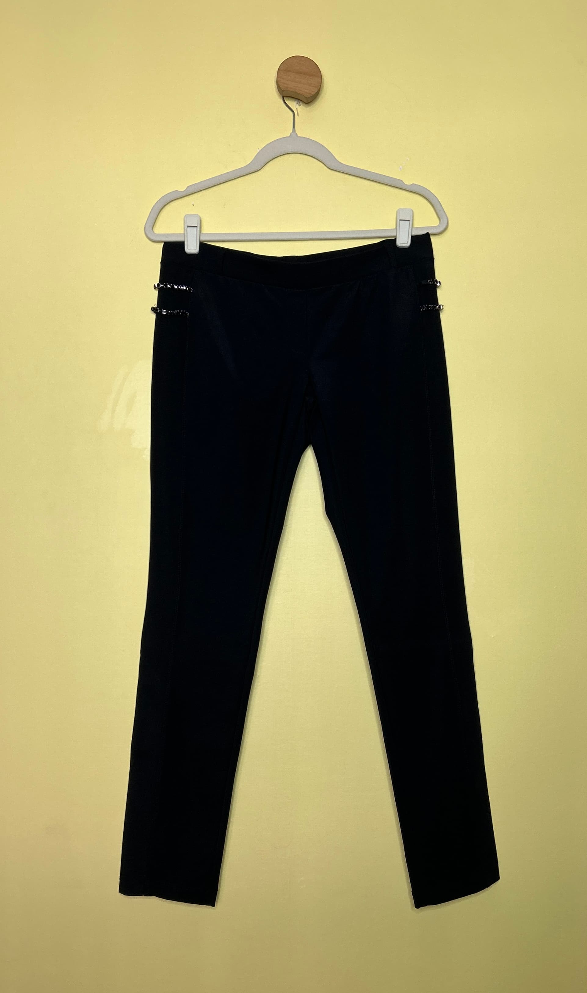 Calça skinny com detalhe em pedraria