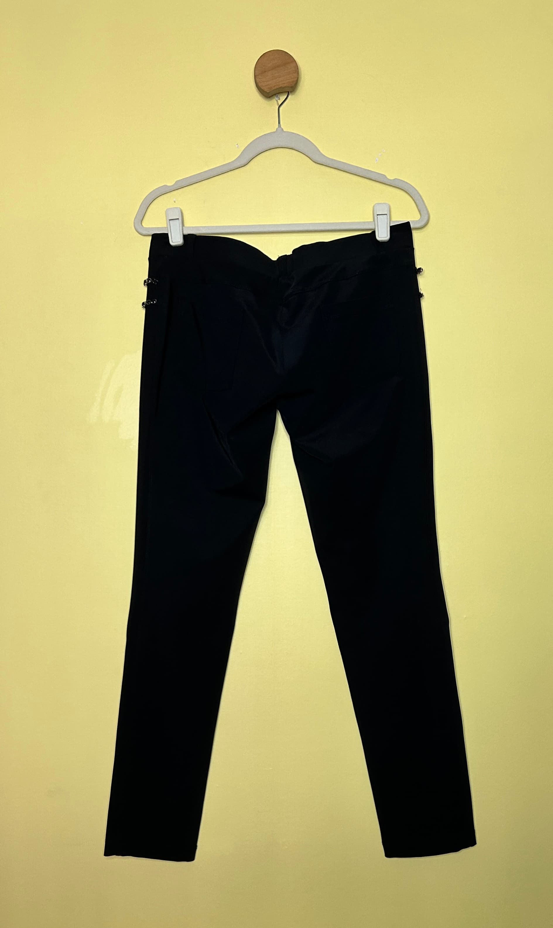 Calça skinny com detalhe em pedraria — foto 2