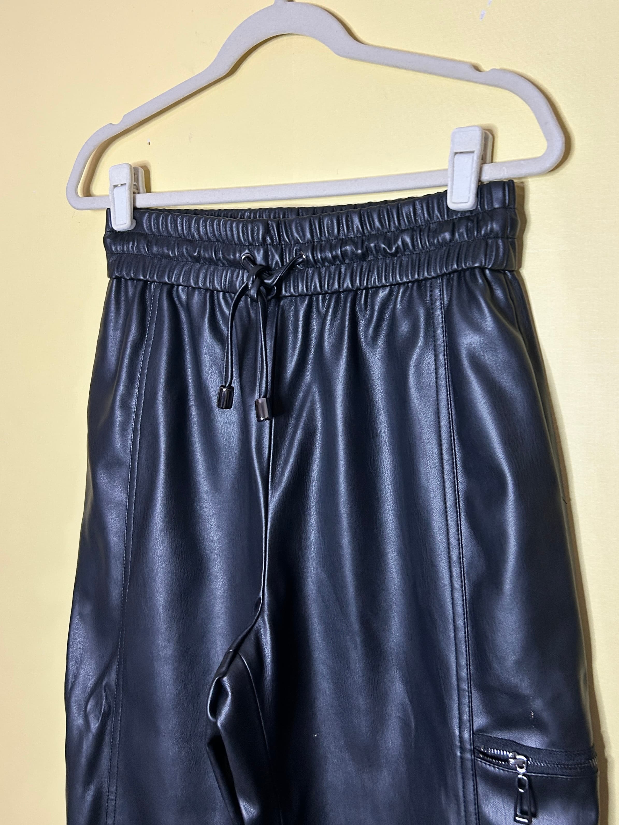 Calça jogger couro ecológico zíper bolso — foto 3