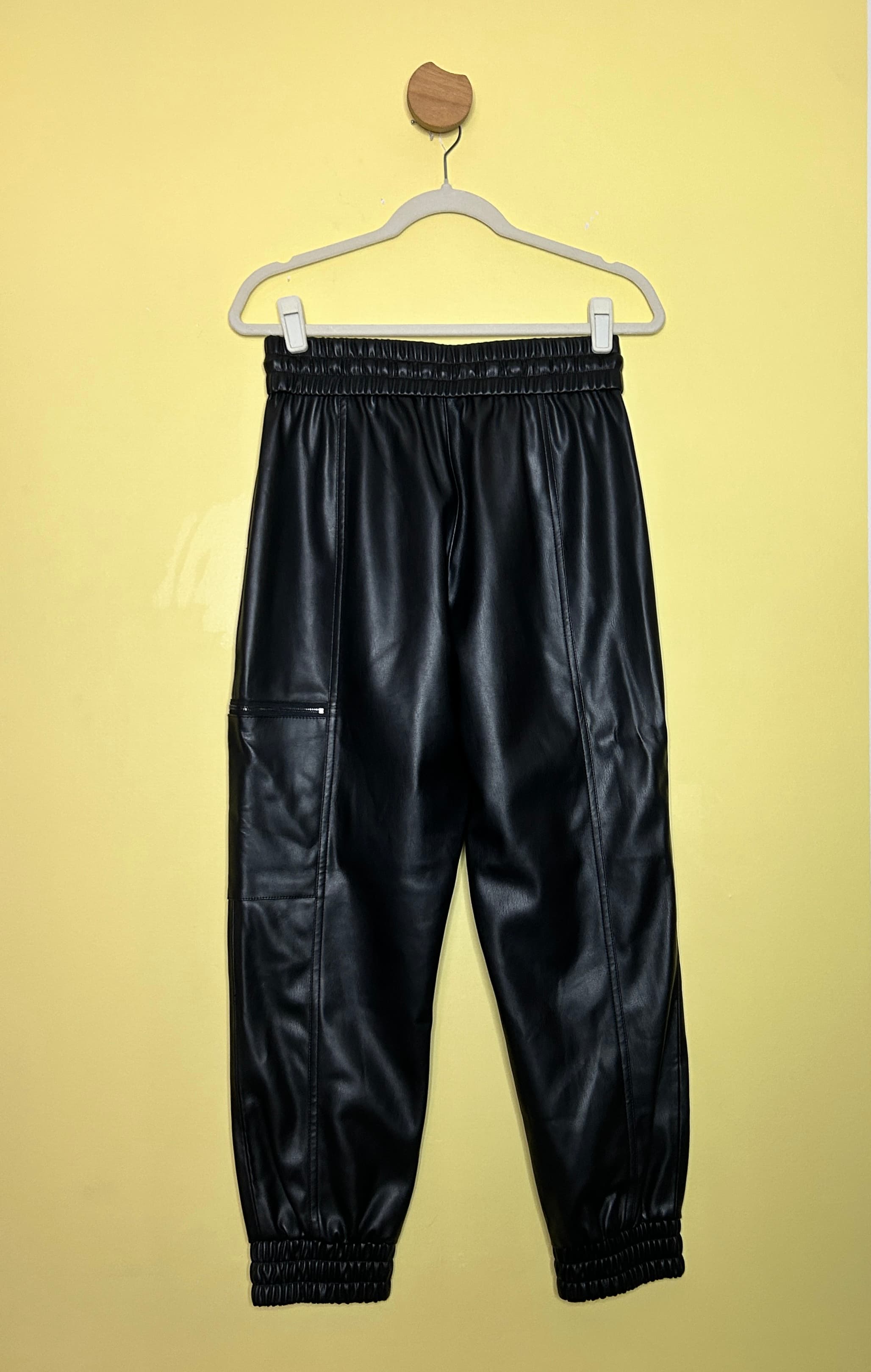 Calça jogger couro ecológico zíper bolso — foto 2