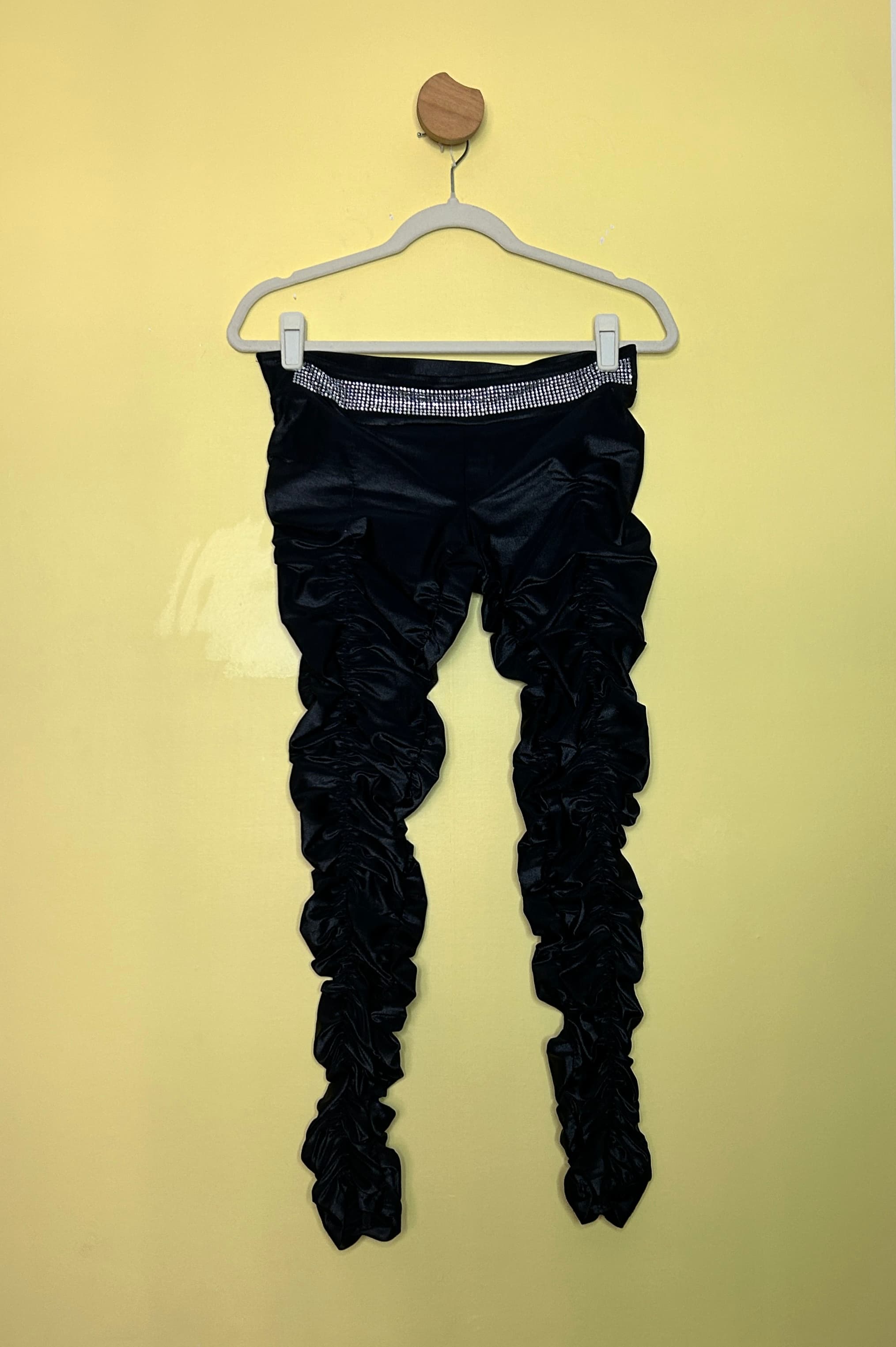 Calça legging drapeada detalhe strass