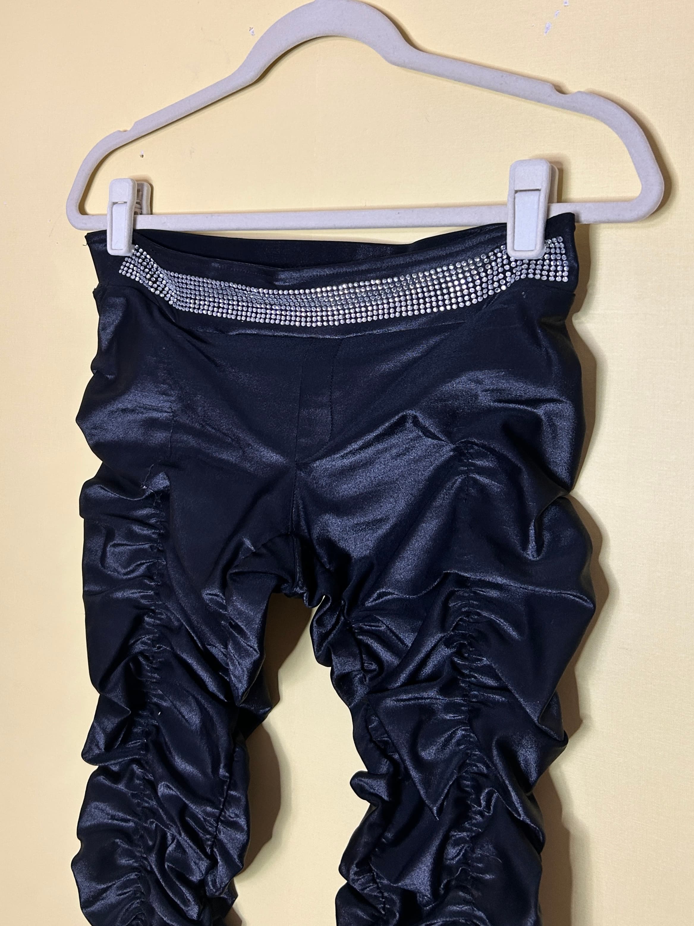Calça legging drapeada detalhe strass — foto 3