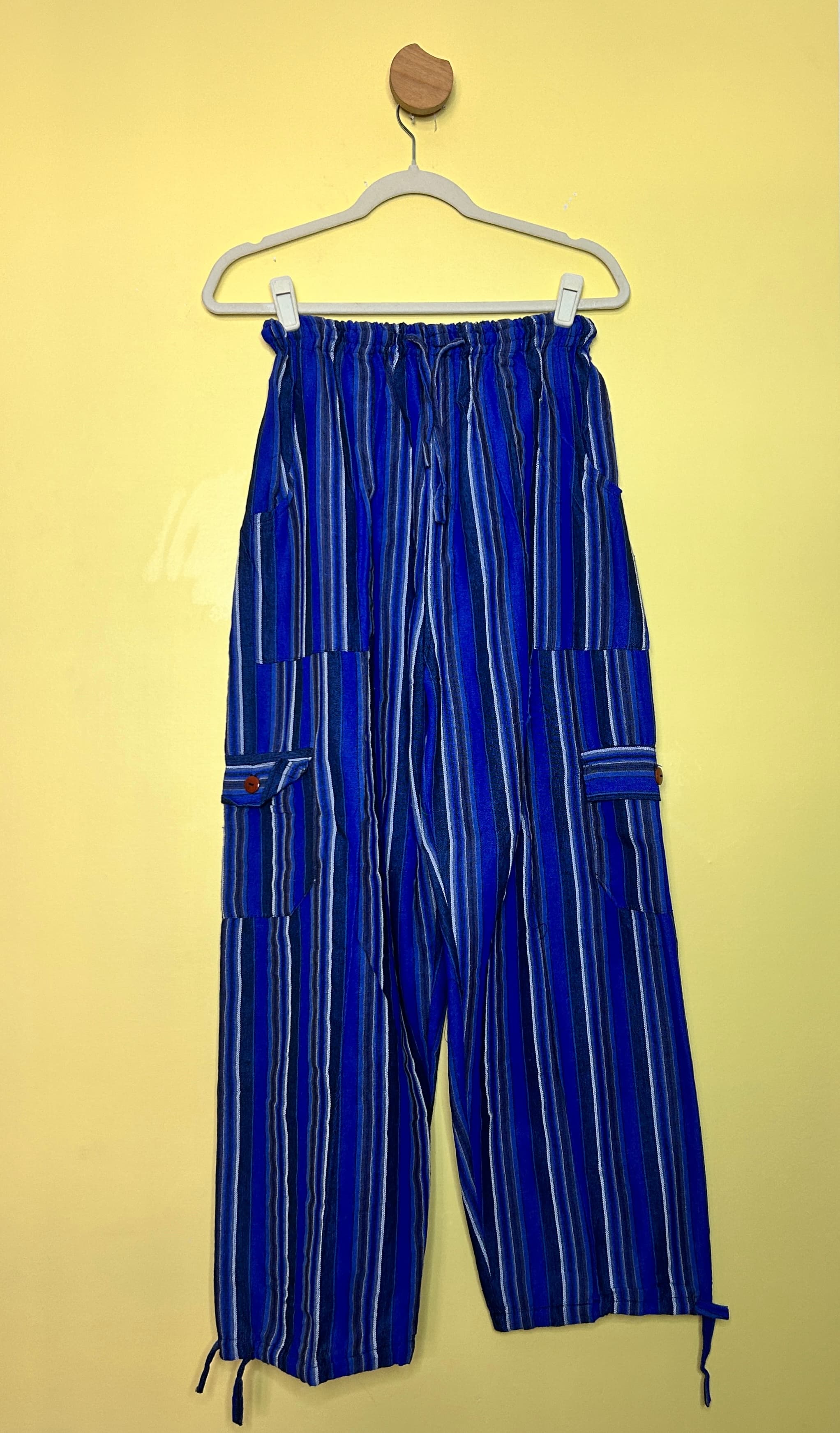 Calça jogger listrada azul com bolsos