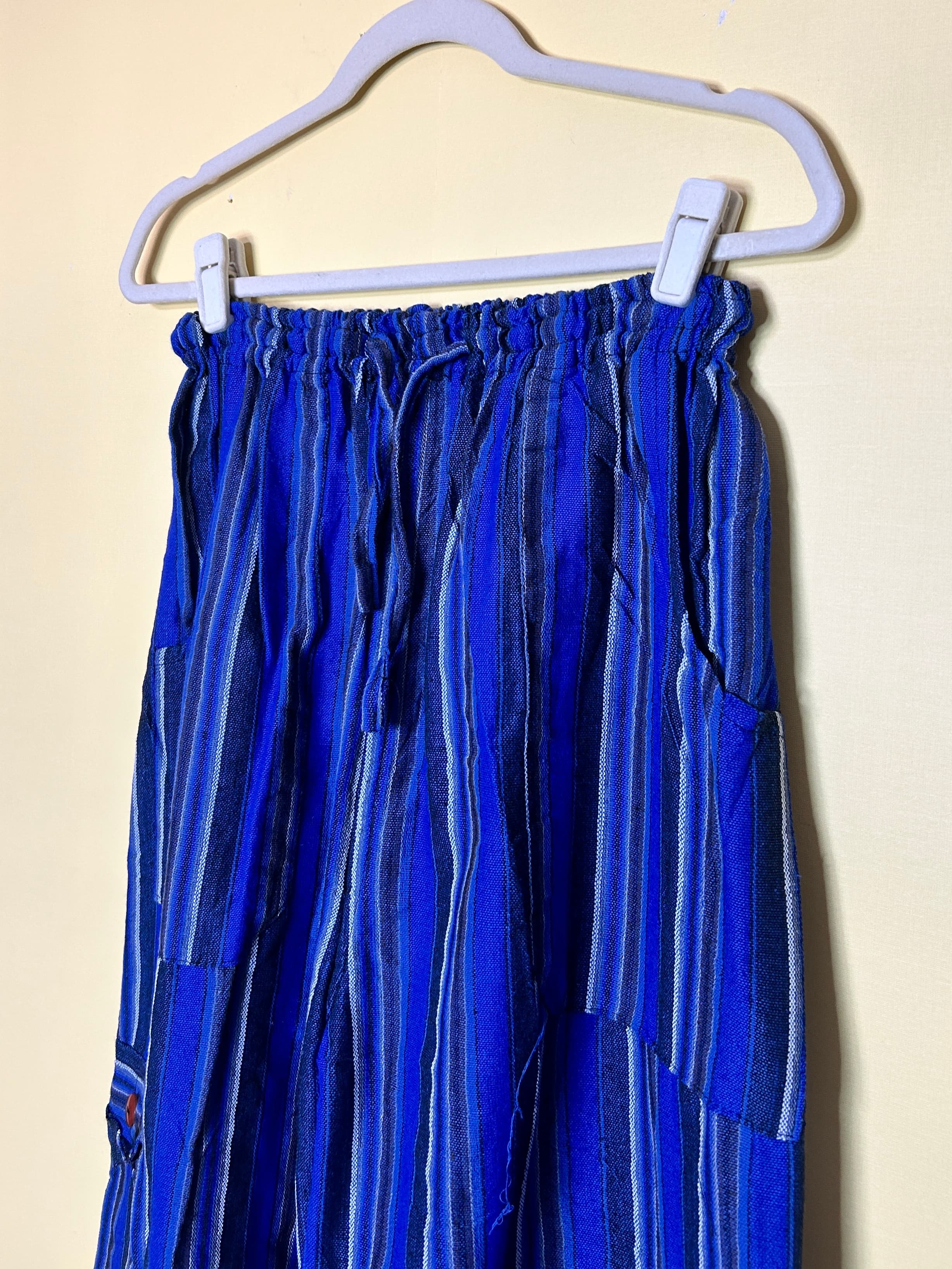 Calça jogger listrada azul com bolsos — foto 3