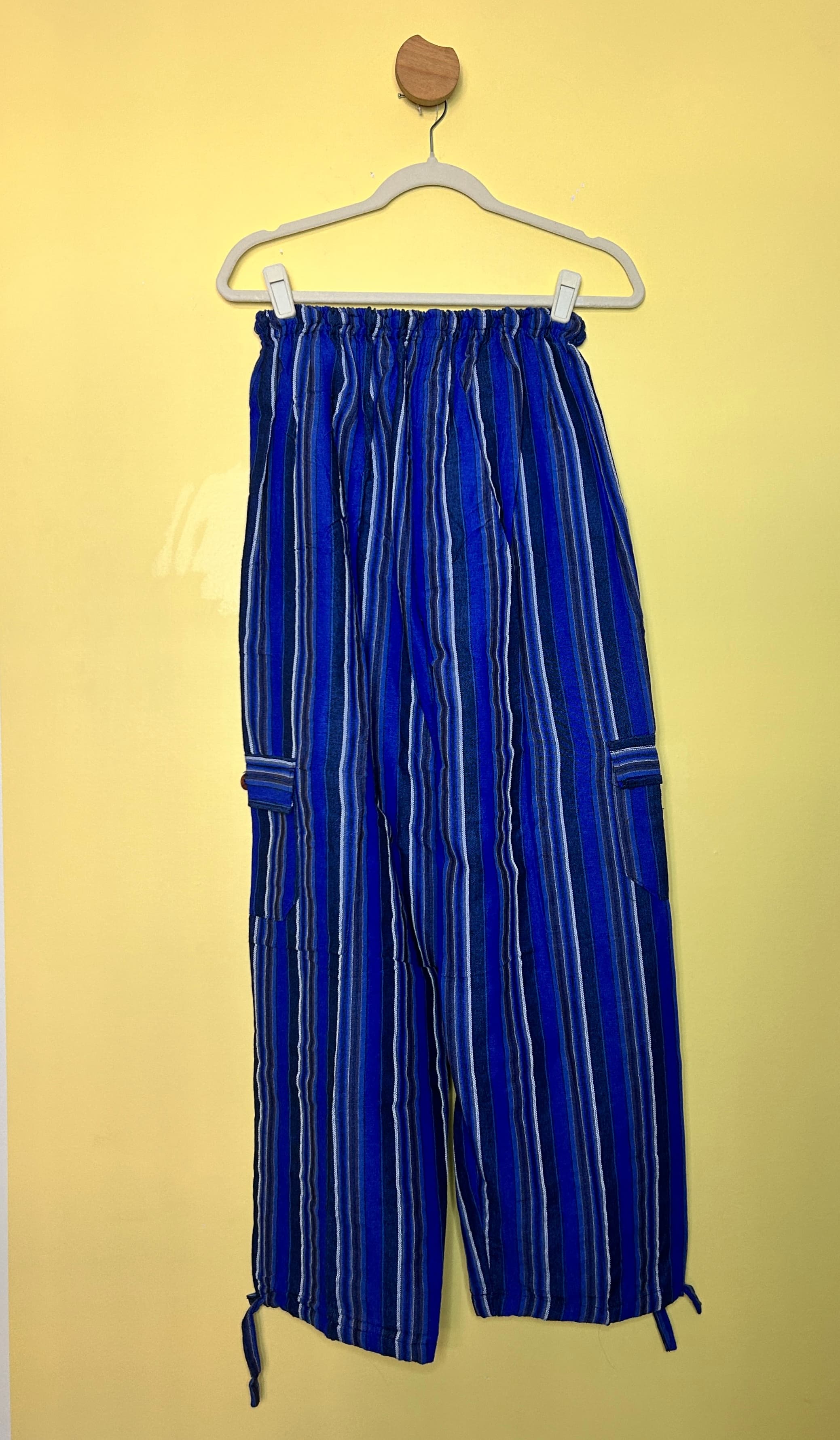 Calça jogger listrada azul com bolsos — foto 2