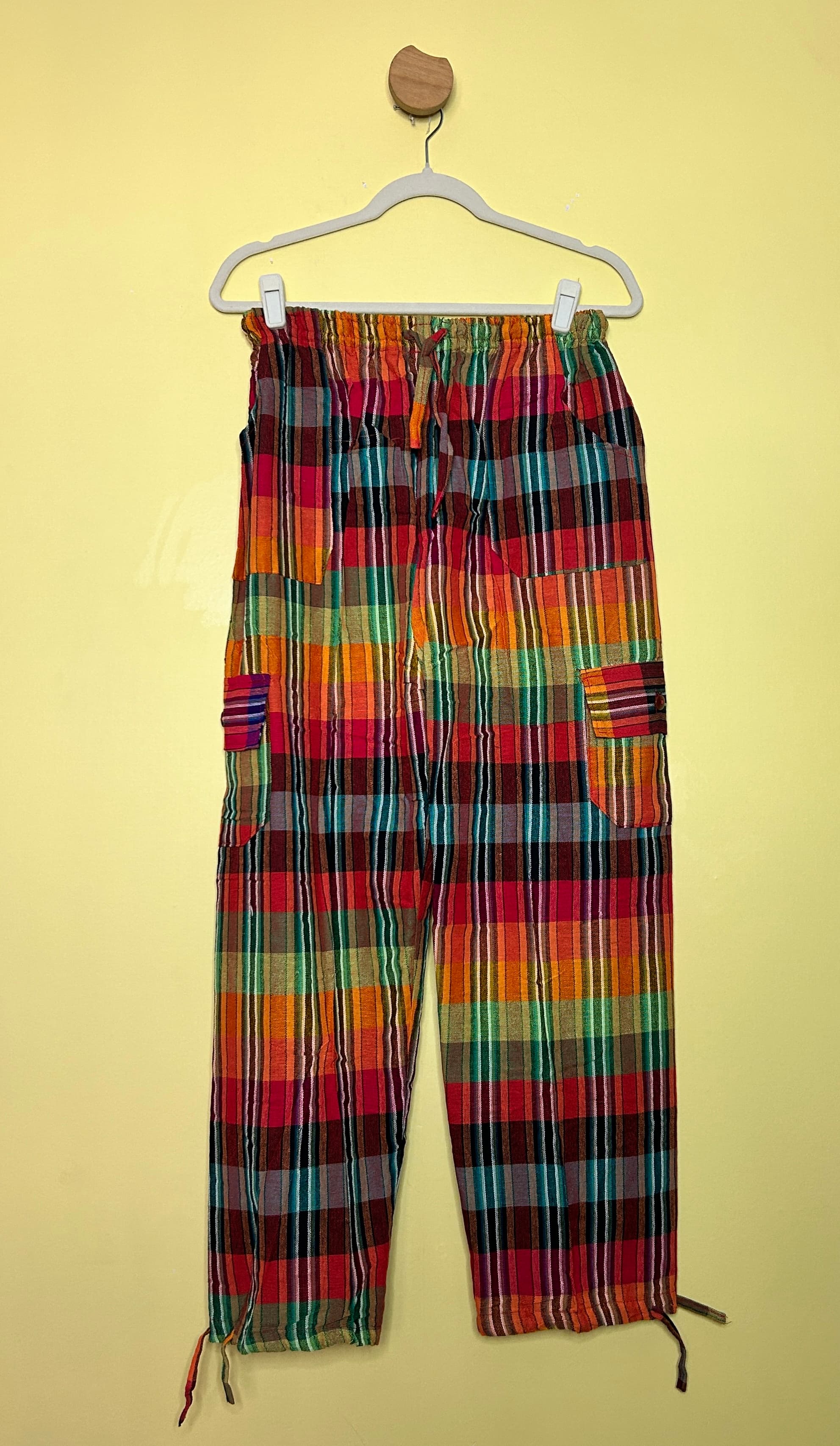 Calça jogger listrada laranja com bolsos