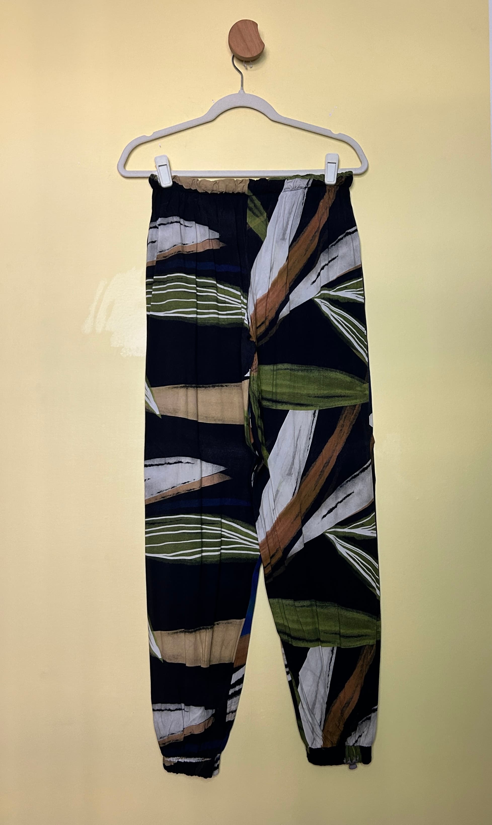 Calça jogger viscose estampa folhas