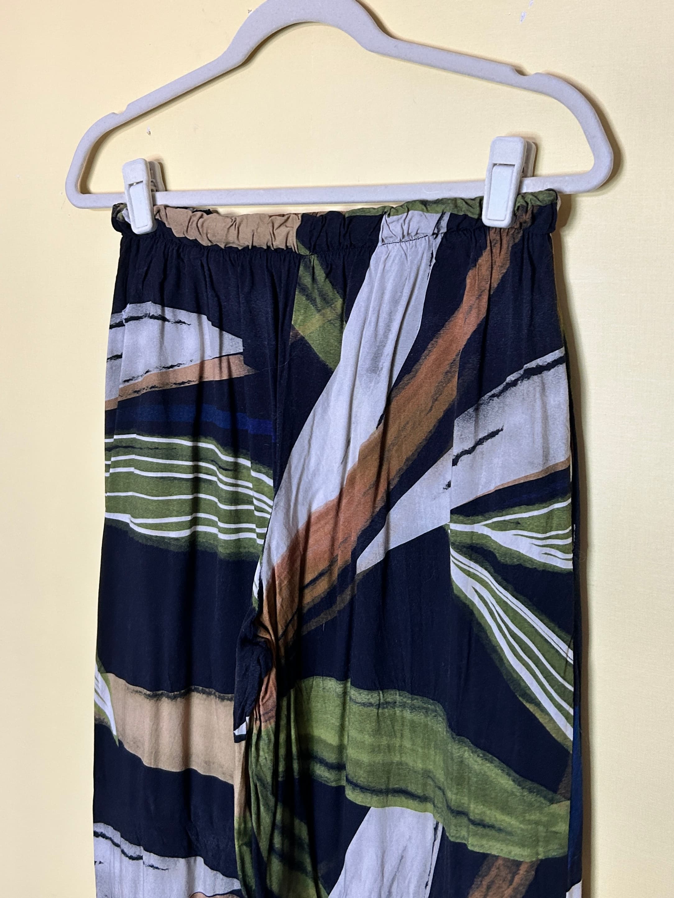 Calça jogger viscose estampa folhas — foto 3