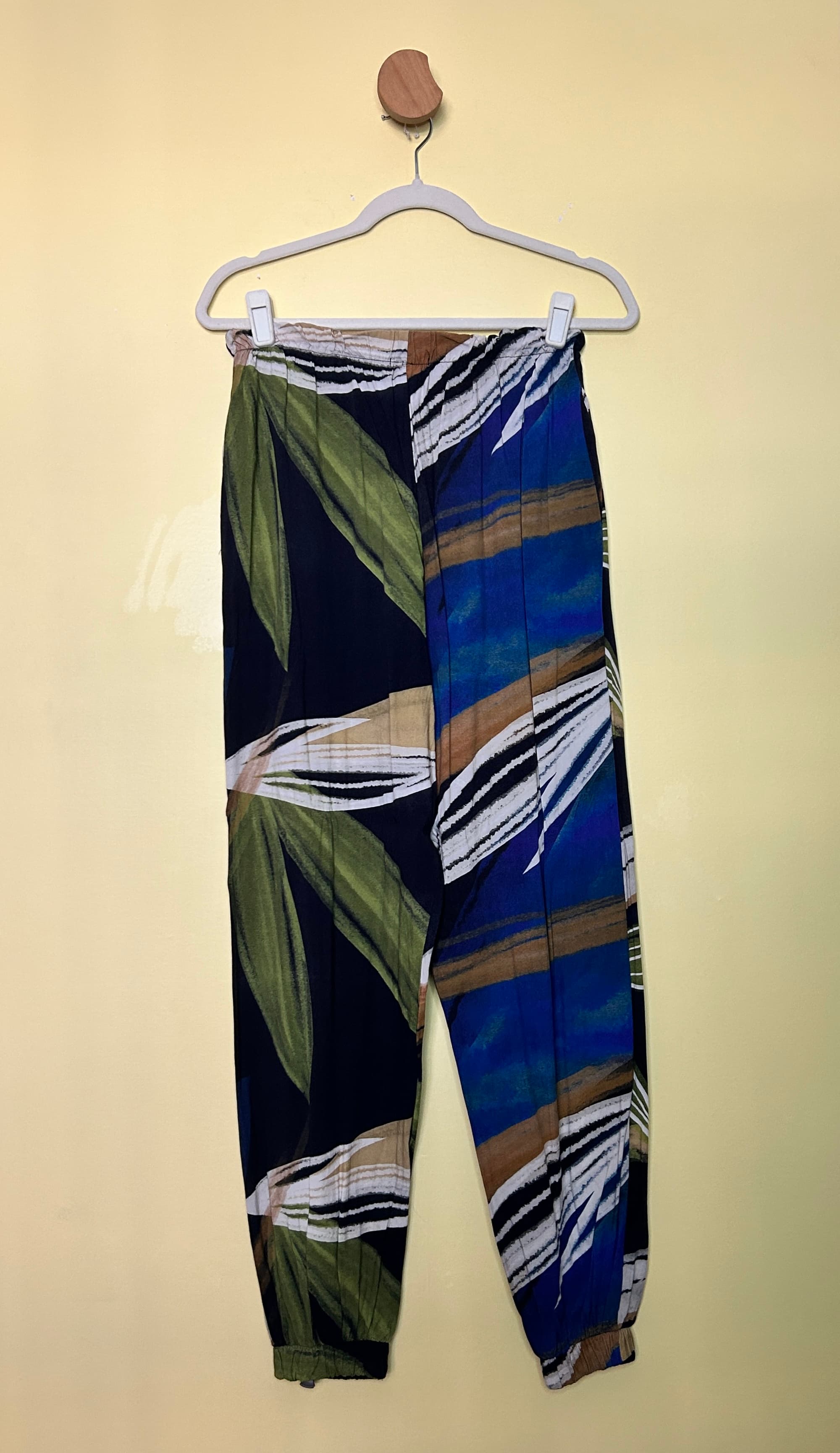 Calça jogger viscose estampa folhas — foto 2