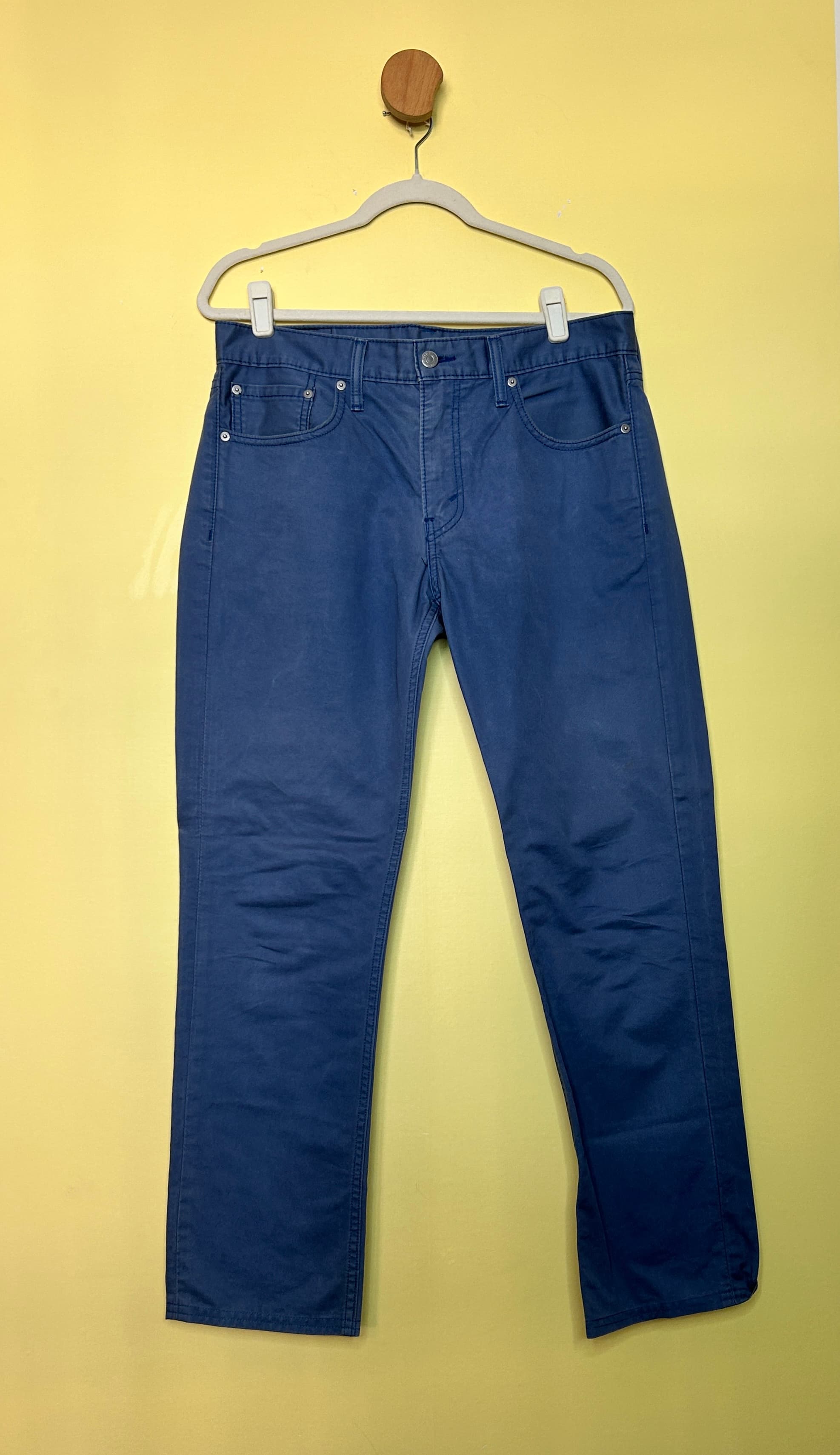 Calça sarja reta Levi's