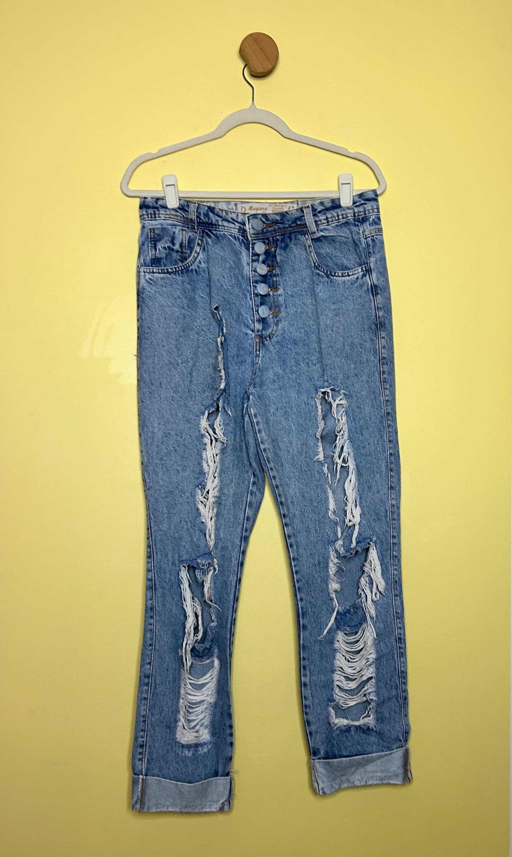 Calça jeans mom rasgada botões tecido