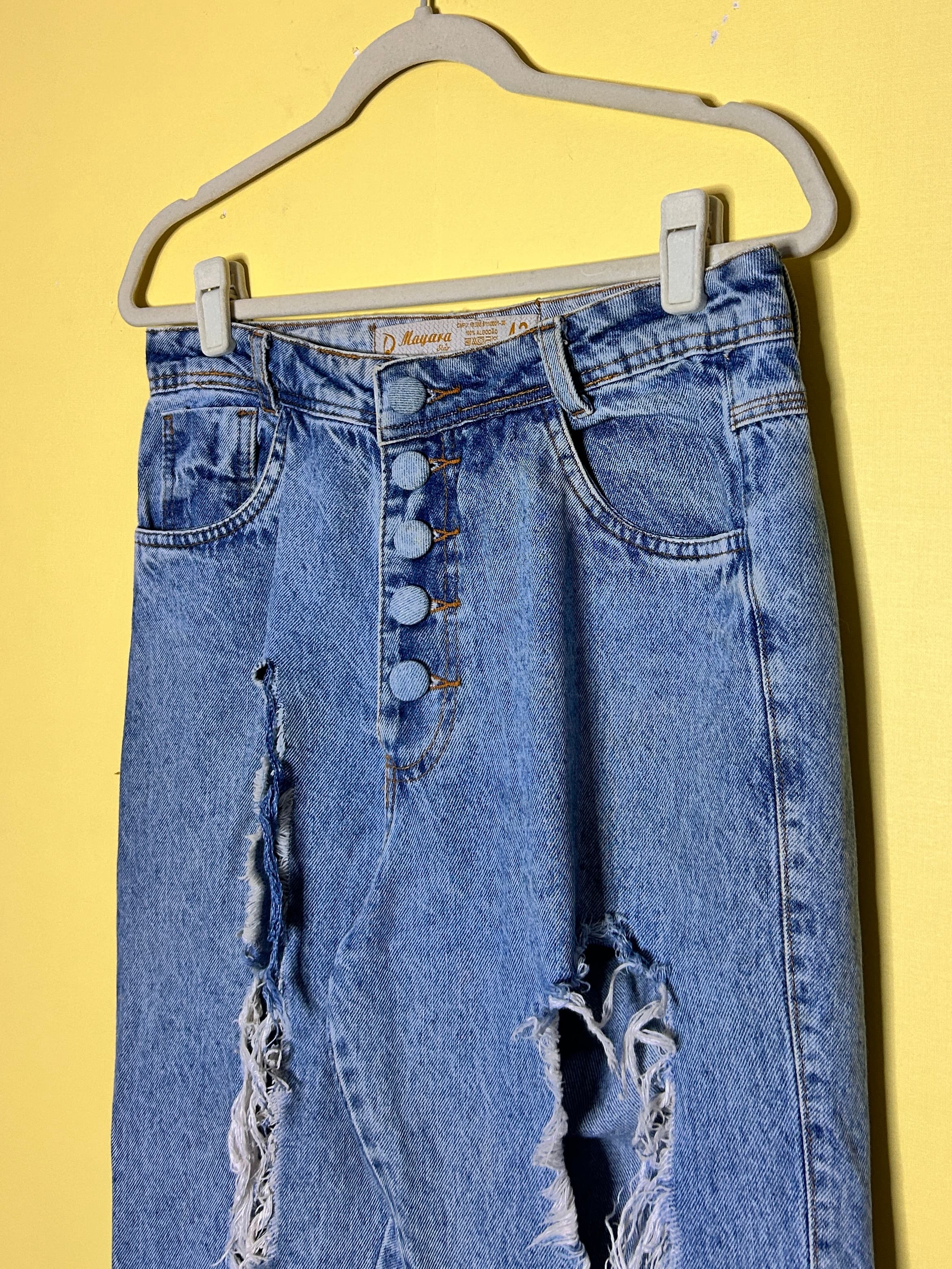 Calça jeans mom rasgada botões tecido — foto 3