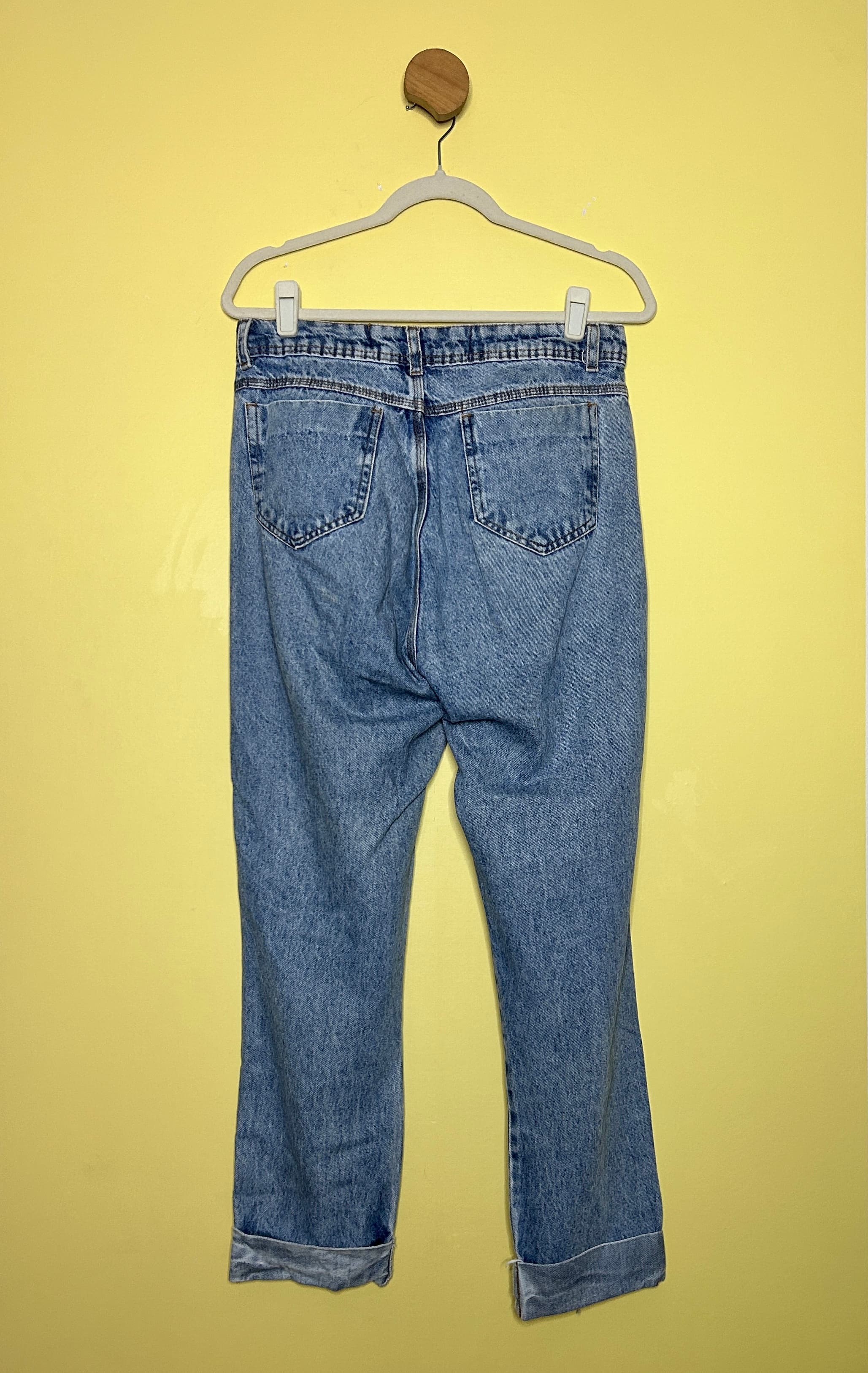 Calça jeans mom rasgada botões tecido — foto 2