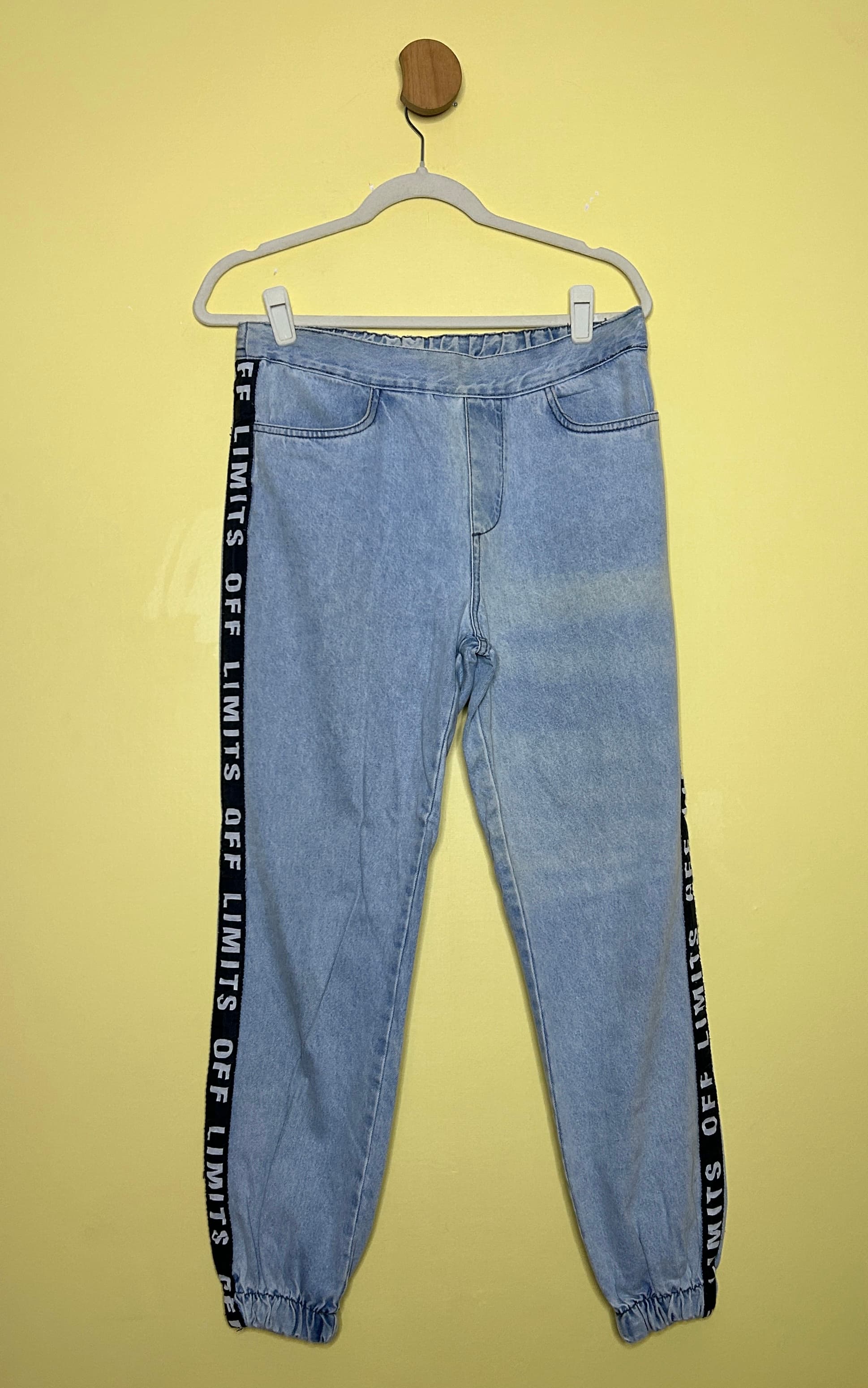 Calça jogger detalhe lateral Off Limits