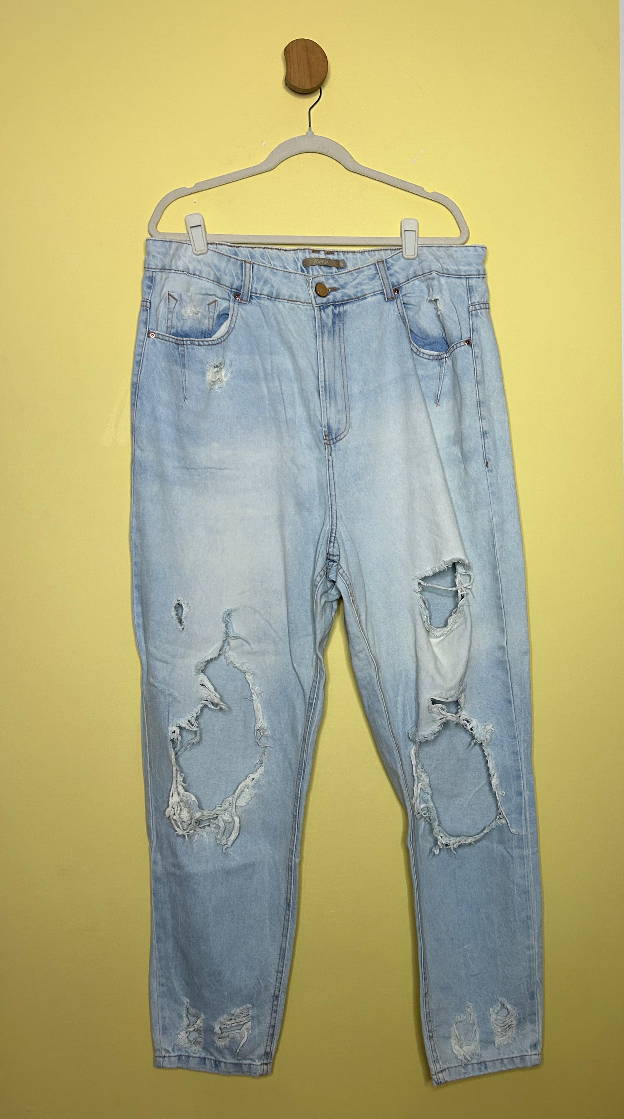 Calça mom rasgada Ashua