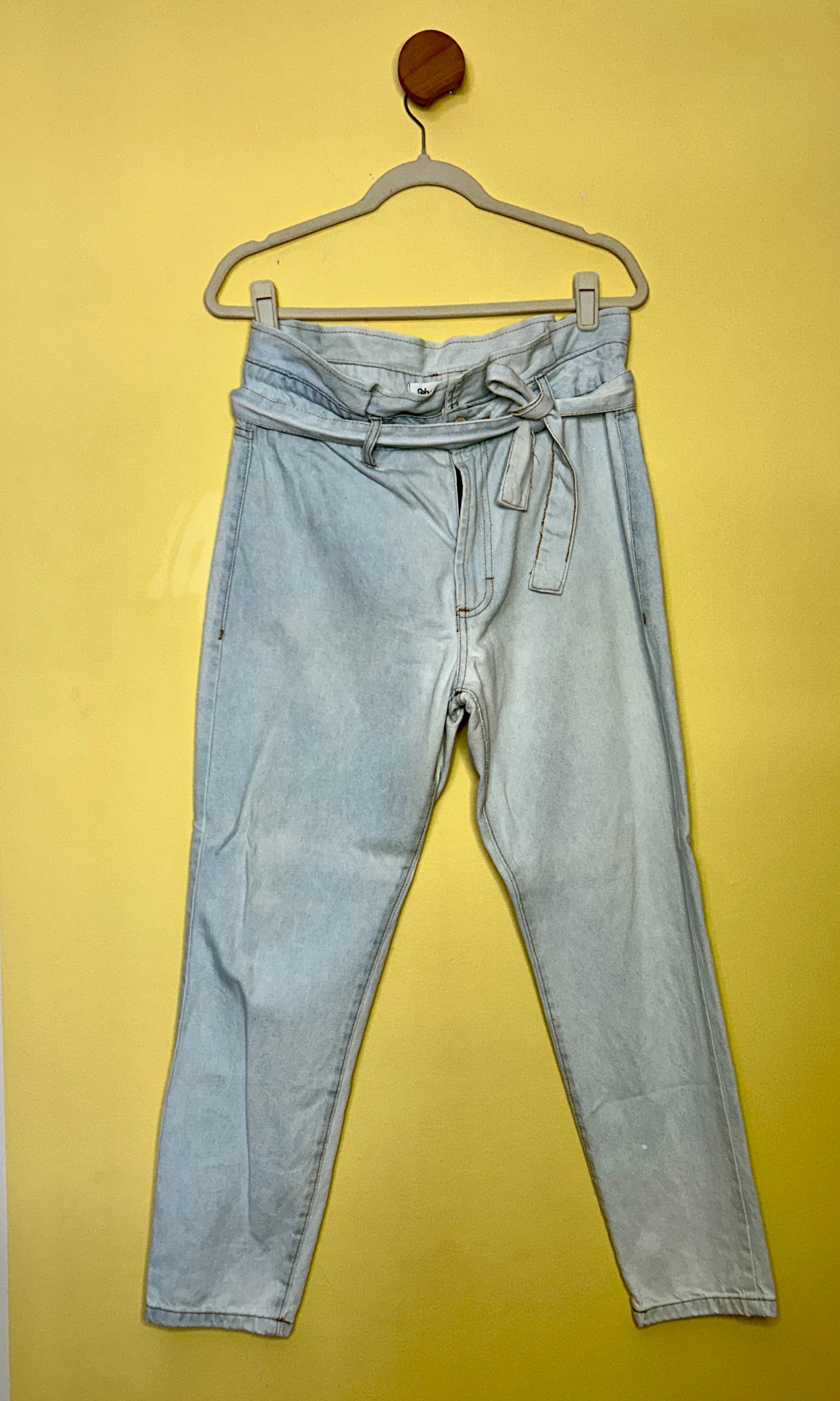 Calça jeans cenoura com cinto 