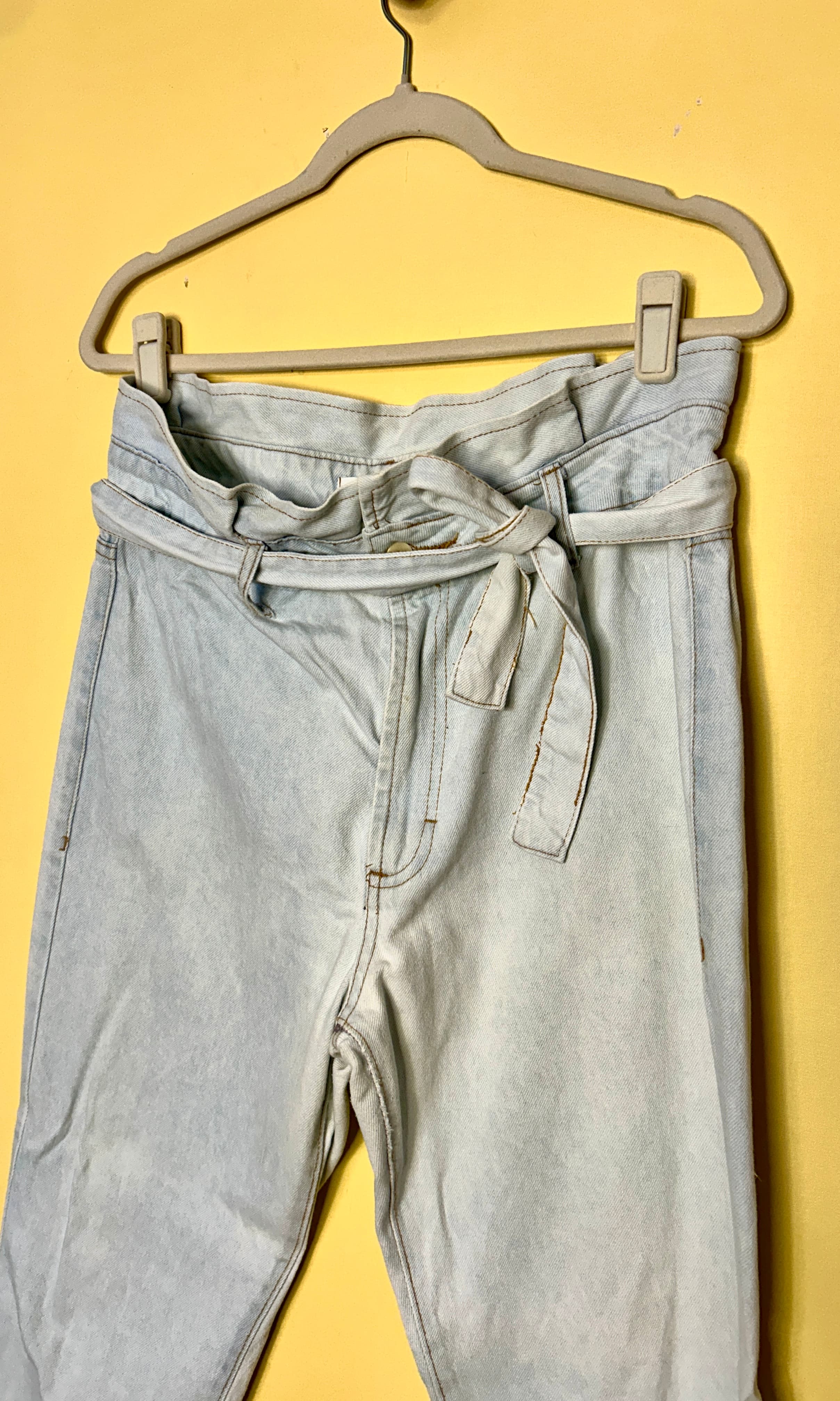 Calça jeans cenoura com cinto  — foto 3