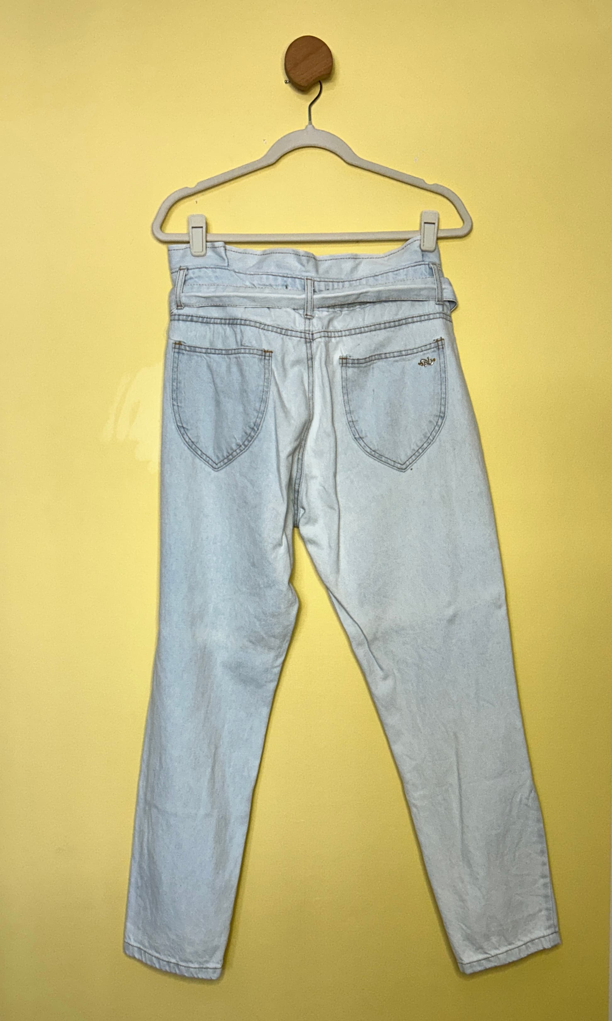 Calça jeans cenoura com cinto  — foto 2