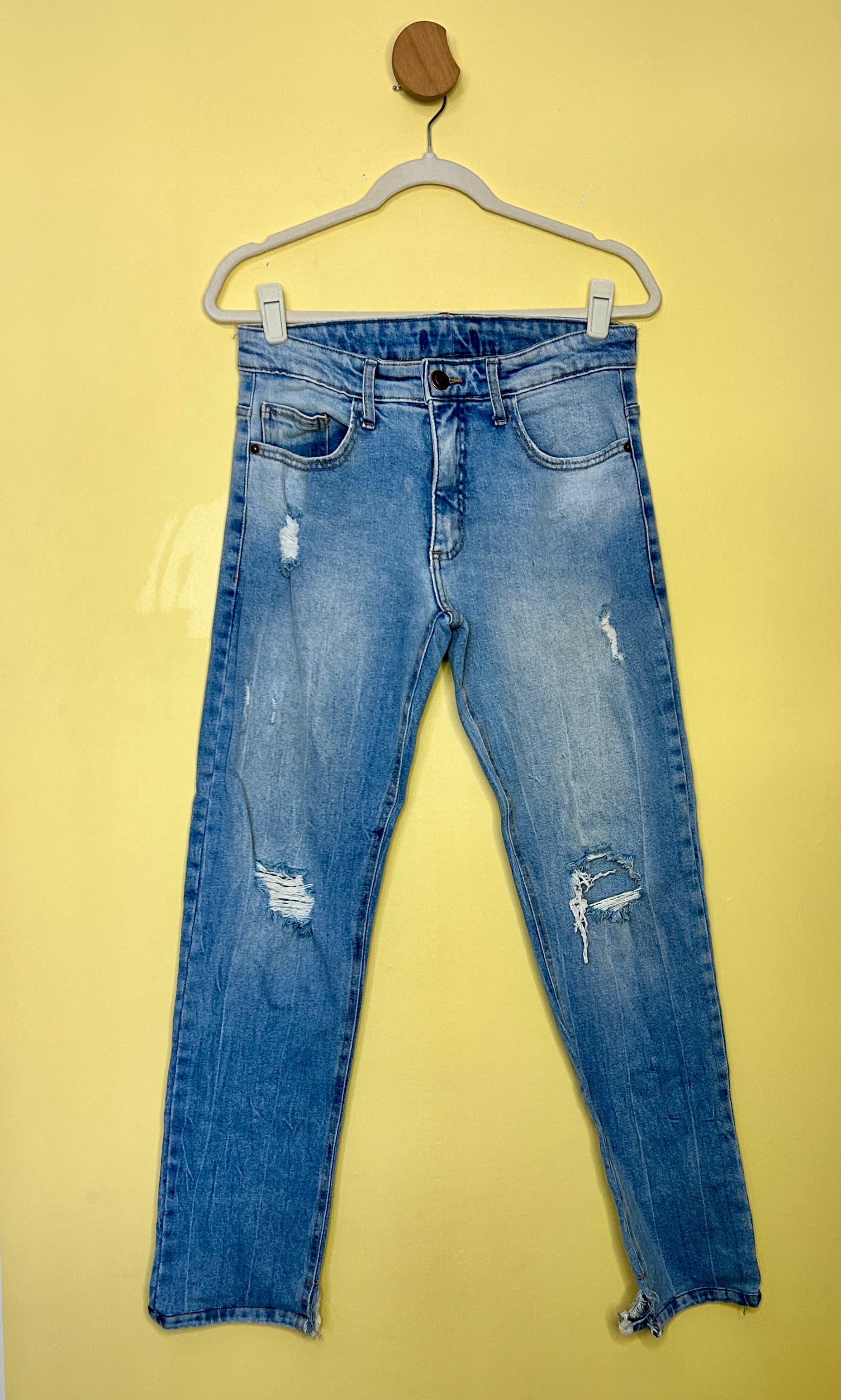 Calça jeans slim com rasgos