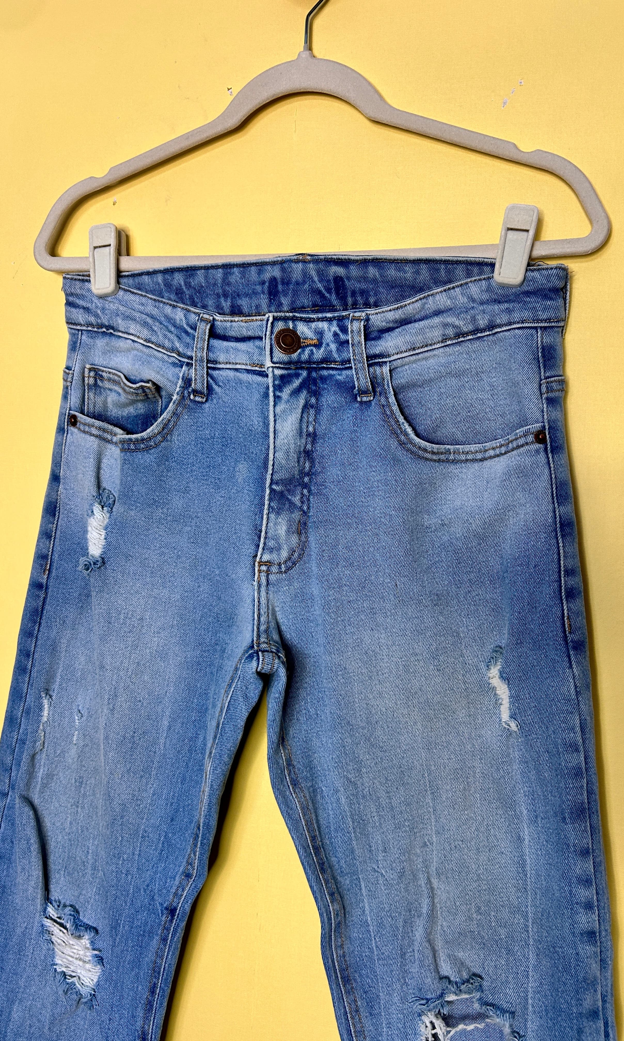 Calça jeans slim com rasgos — foto 3