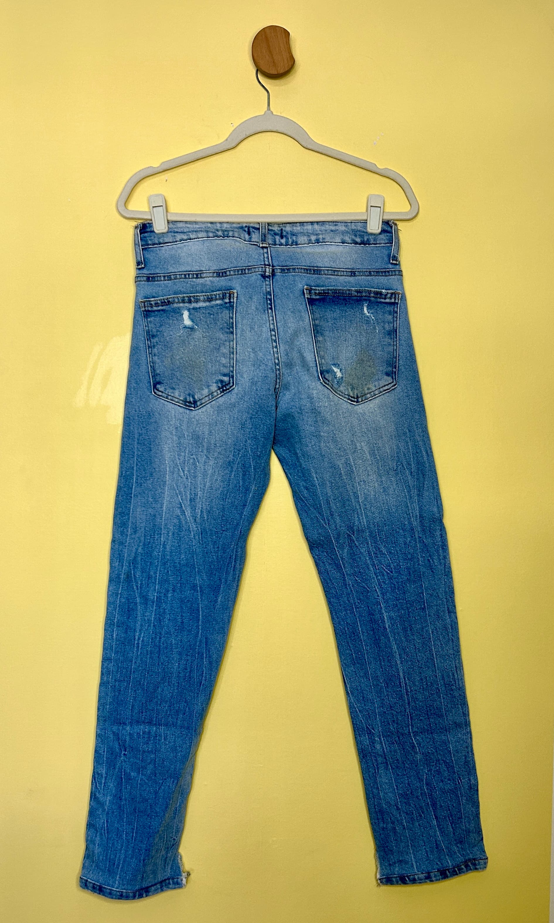Calça jeans slim com rasgos — foto 2