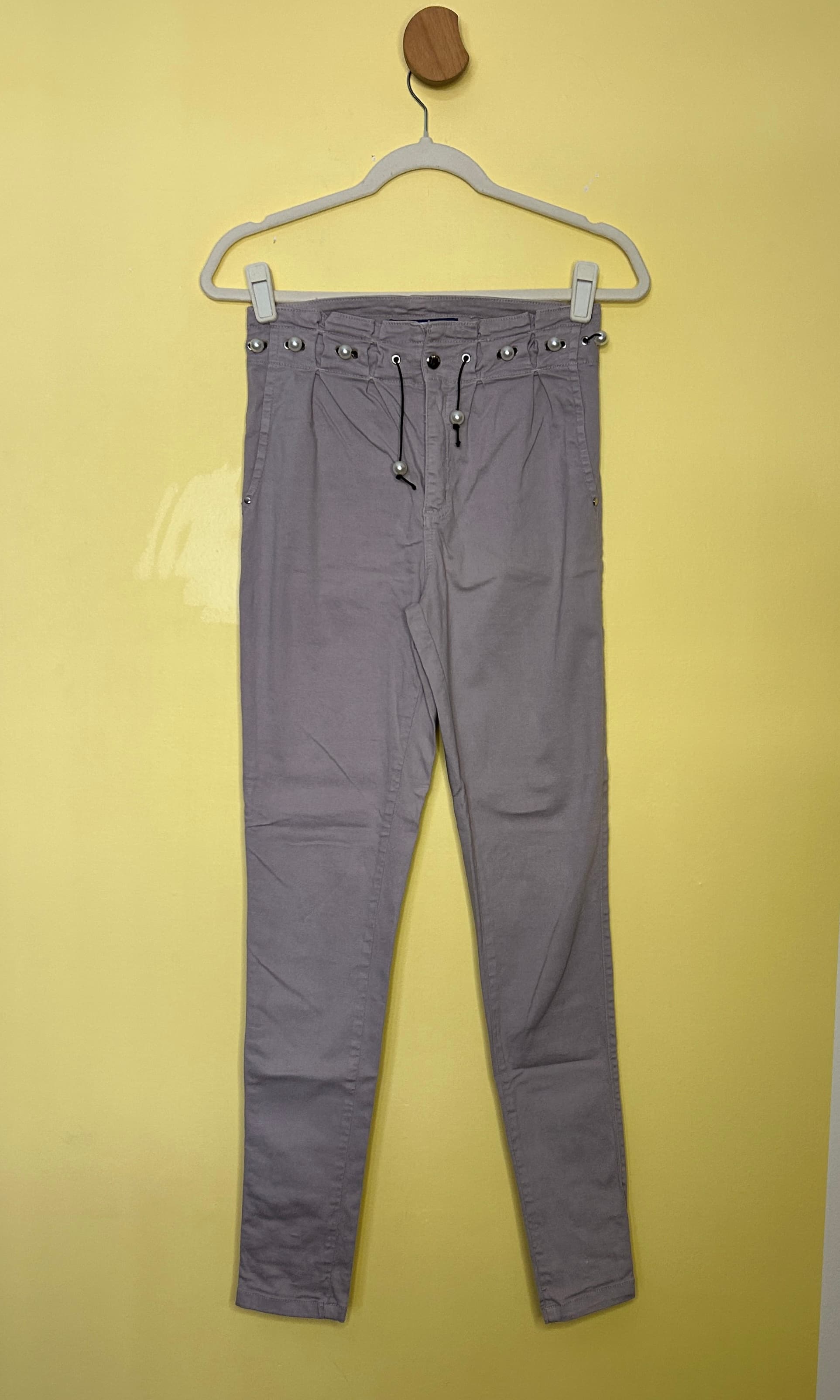 Calça jeans skinny elástico pérolas