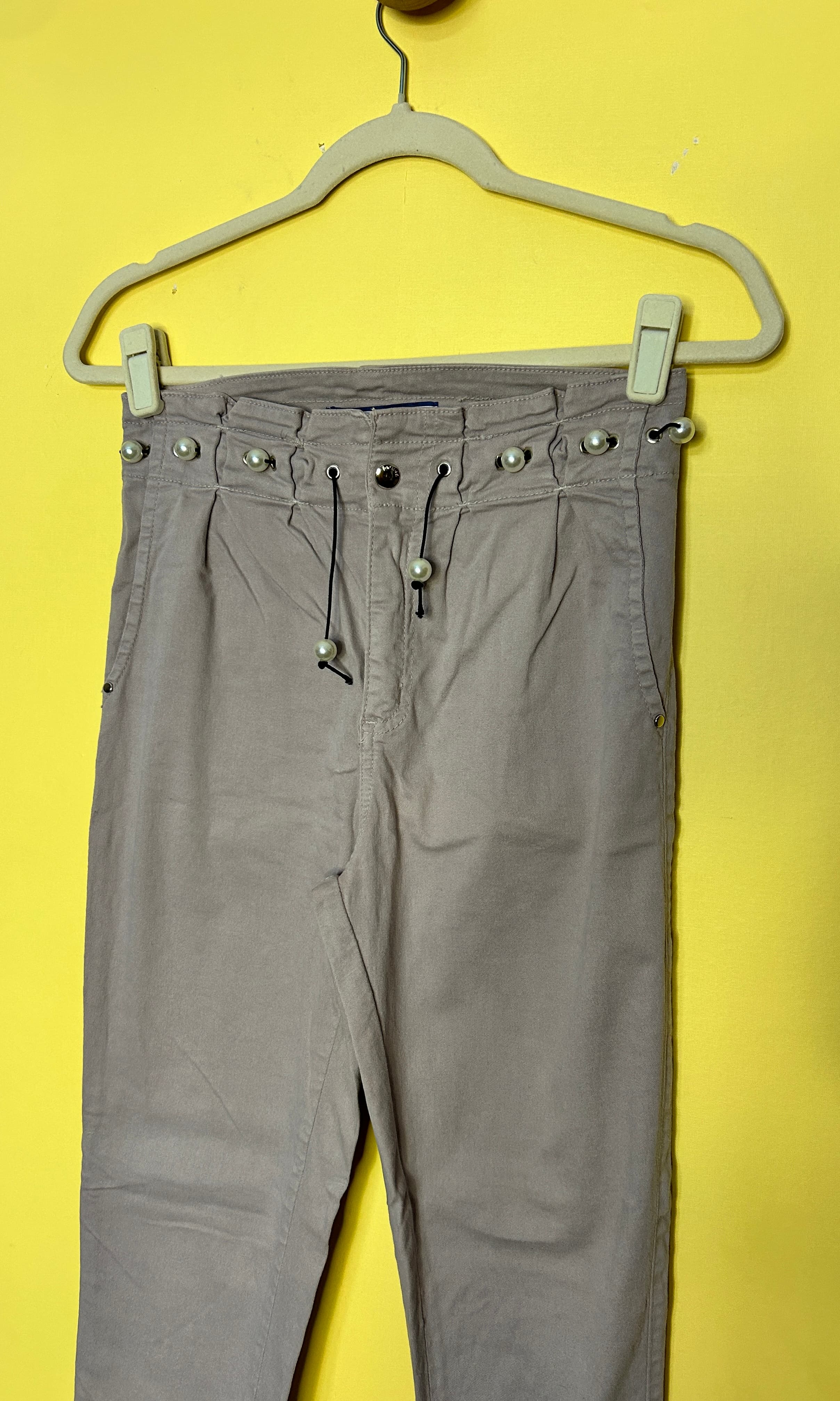 Calça jeans skinny elástico pérolas — foto 3