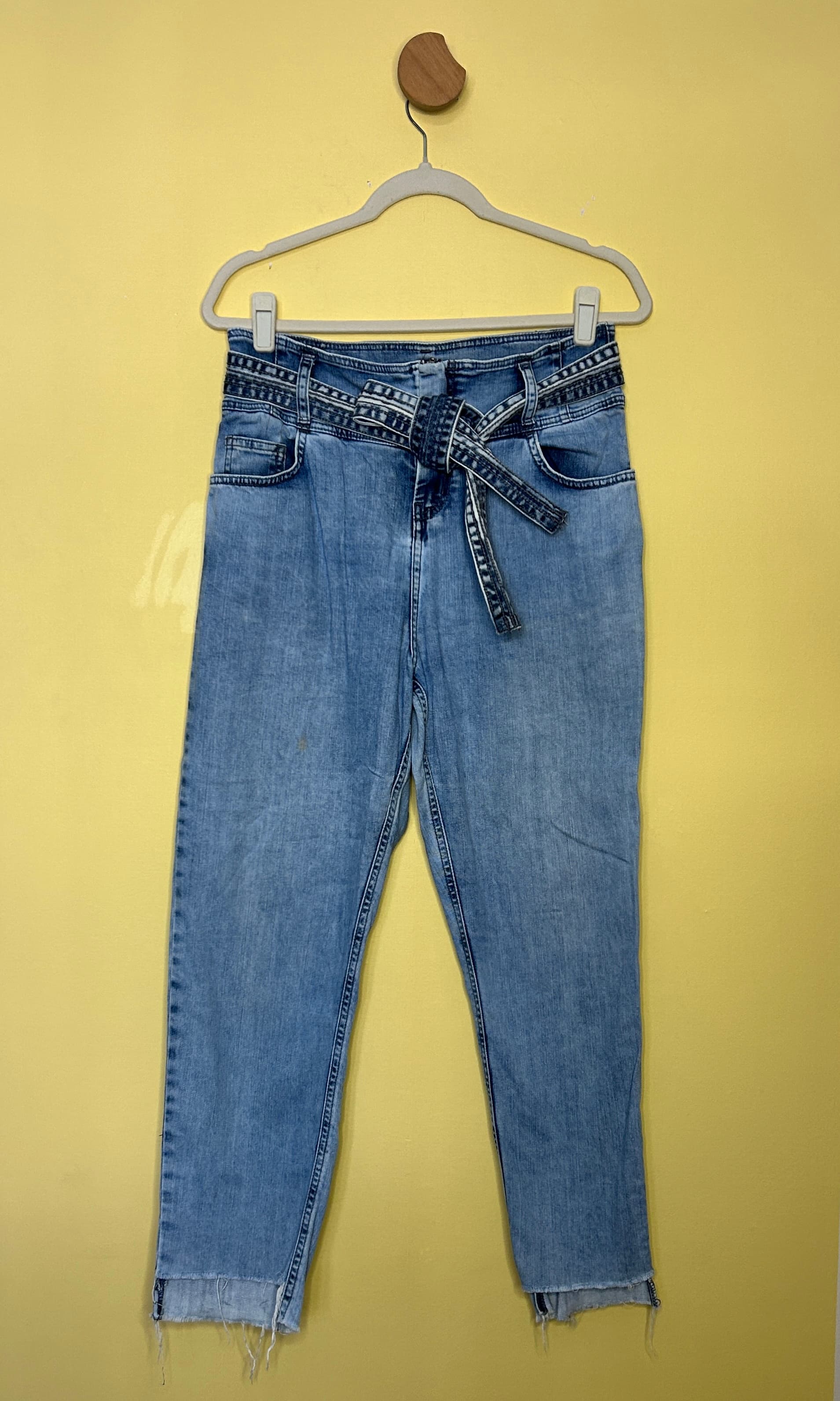 Calça jeans cenoura com cinto