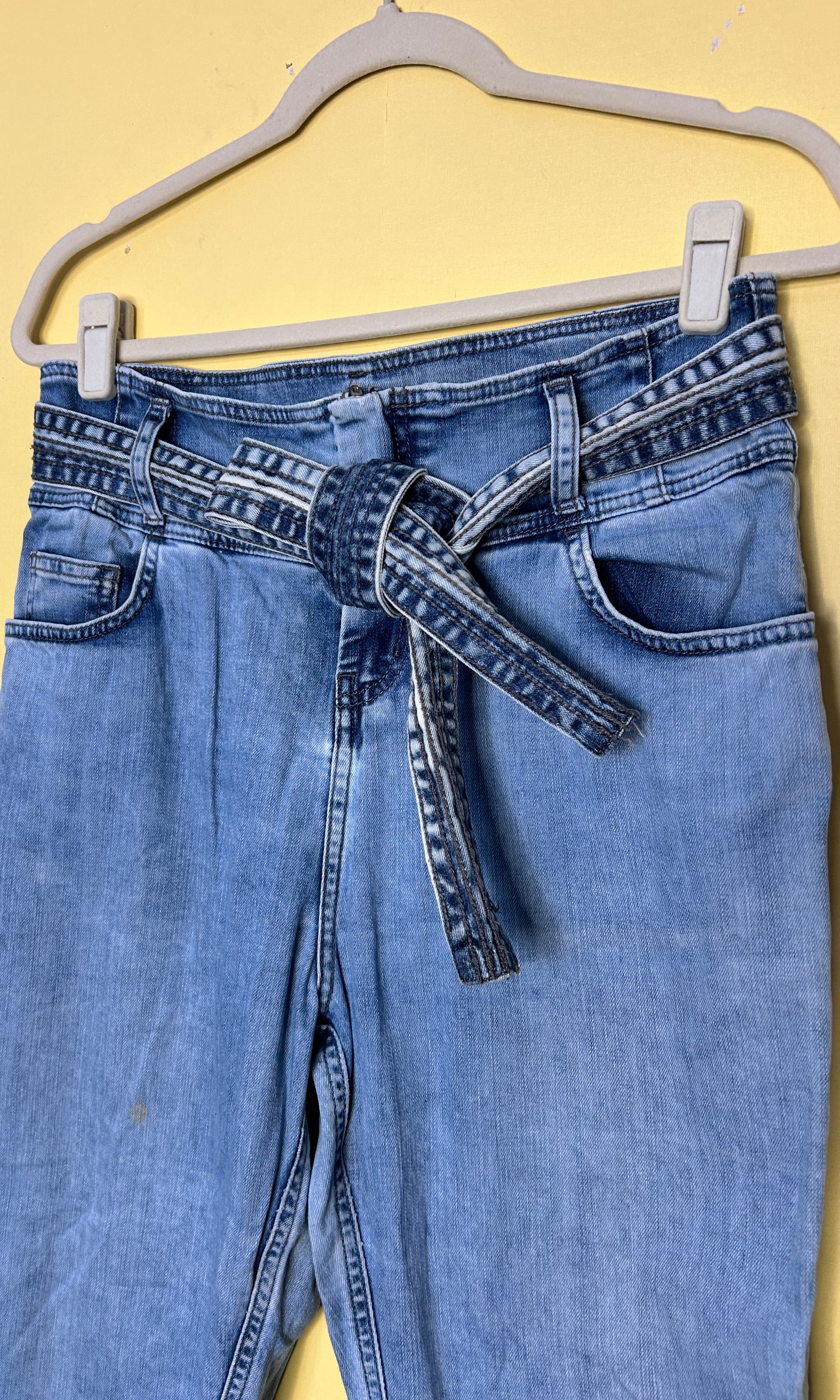 Calça jeans cenoura com cinto — foto 3