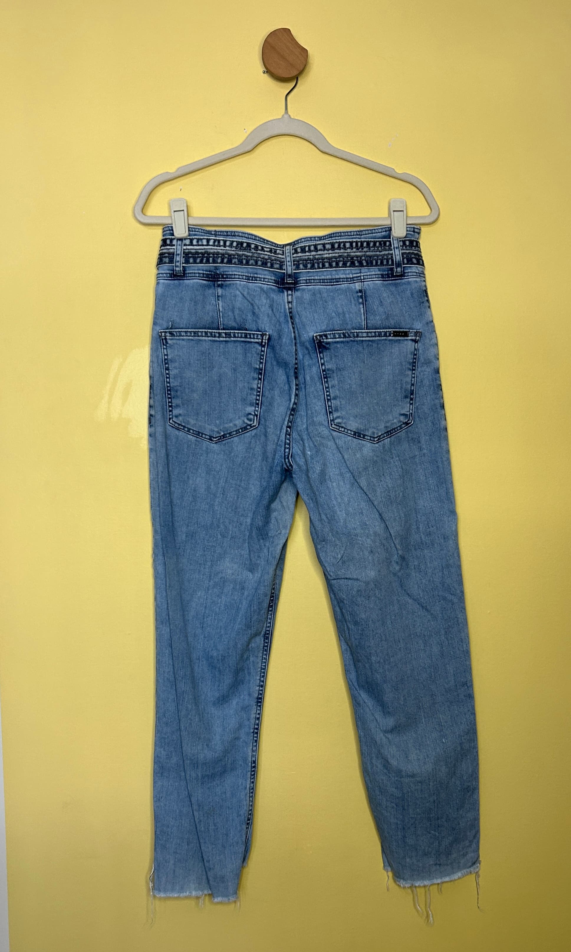 Calça jeans cenoura com cinto — foto 2