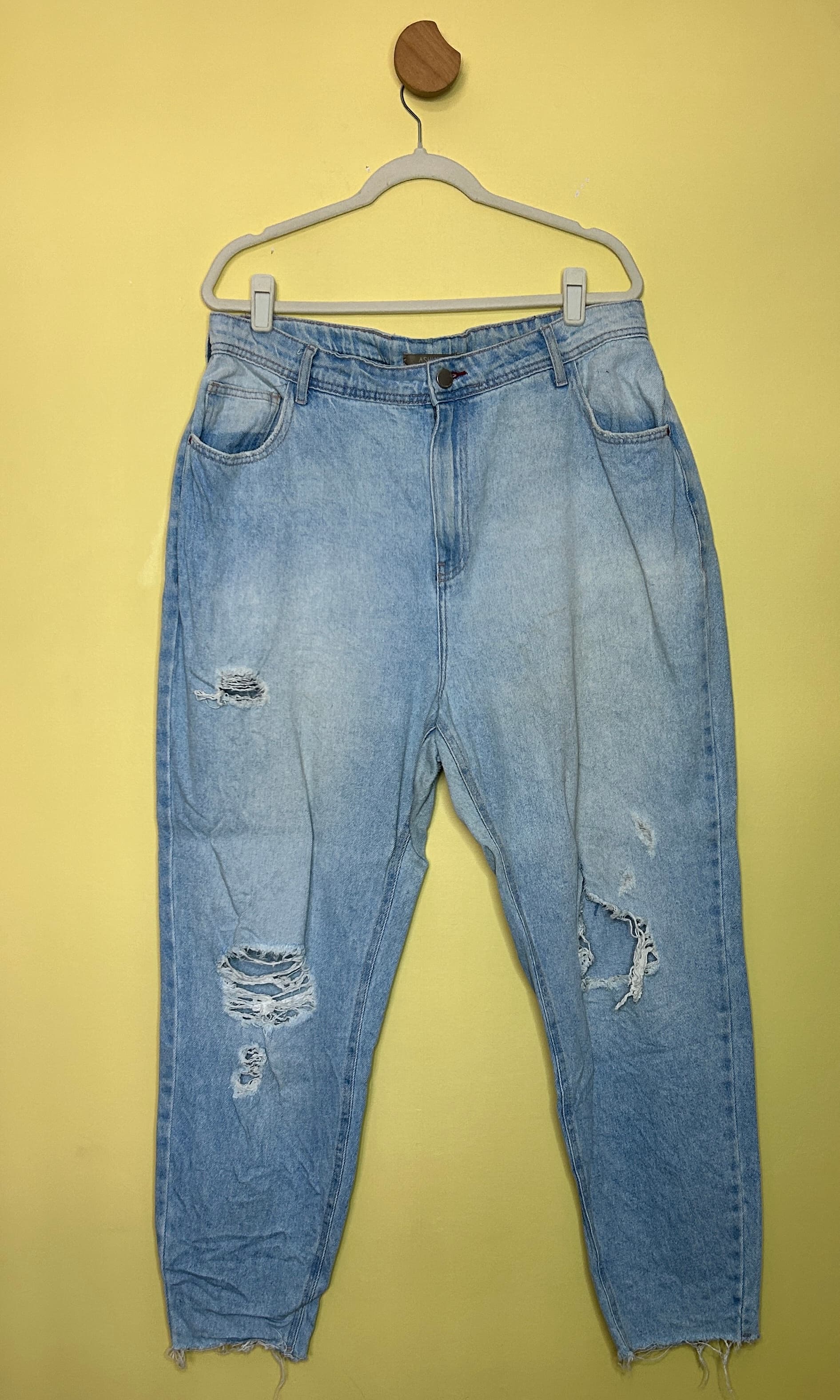 Calça jeans mom rasgada