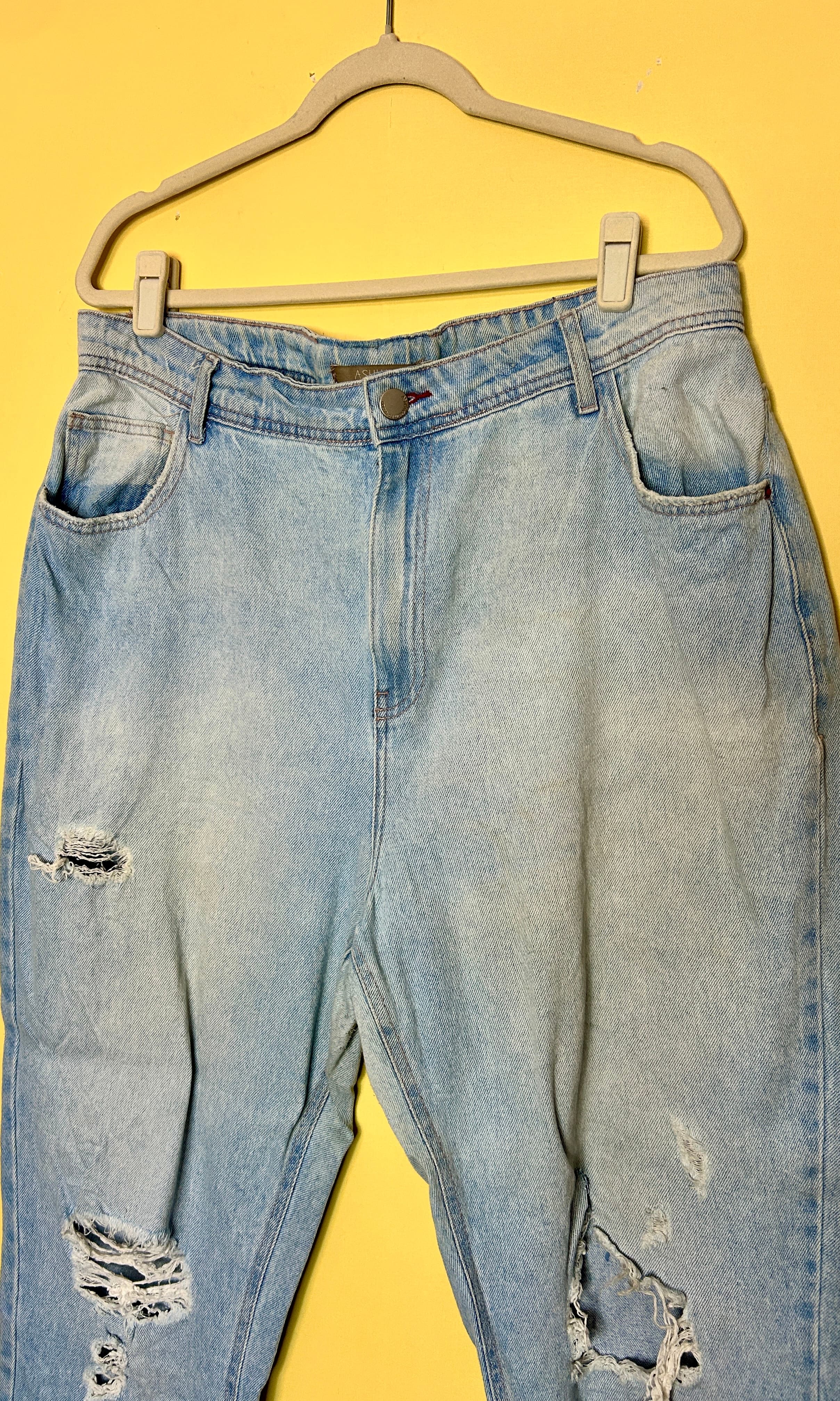 Calça jeans mom rasgada — foto 3