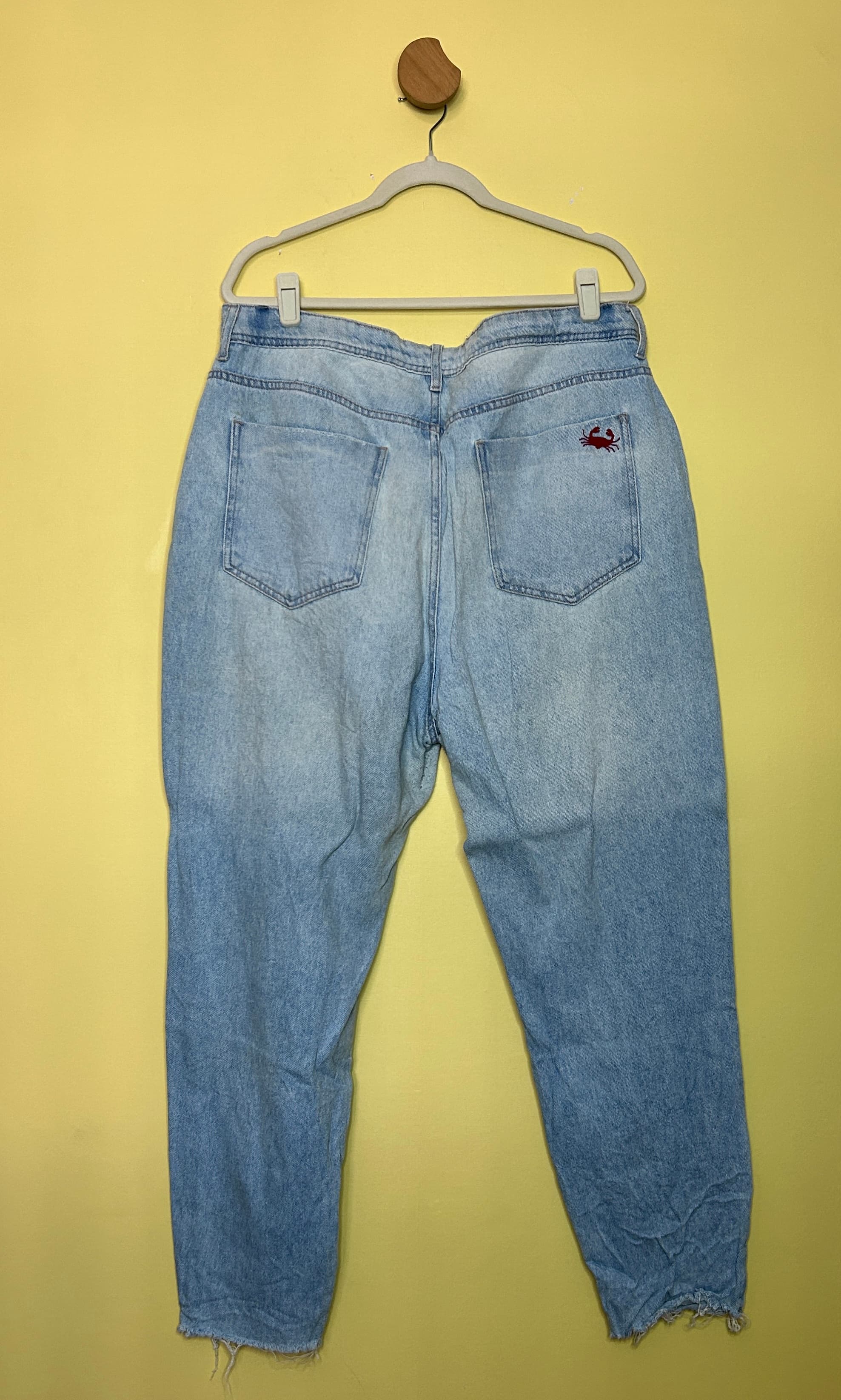 Calça jeans mom rasgada — foto 2
