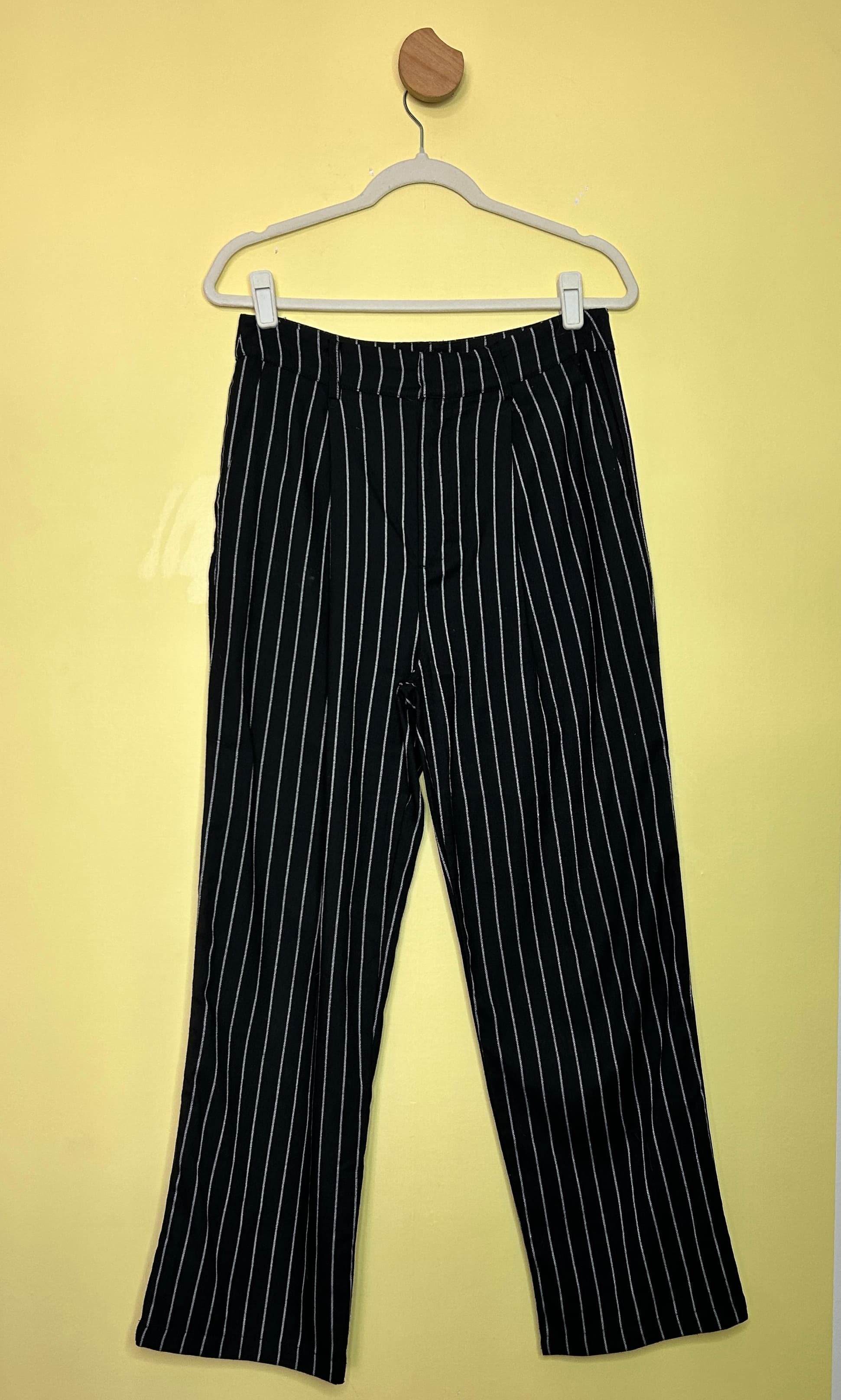 Calça alfaiataria reta risca de giz 