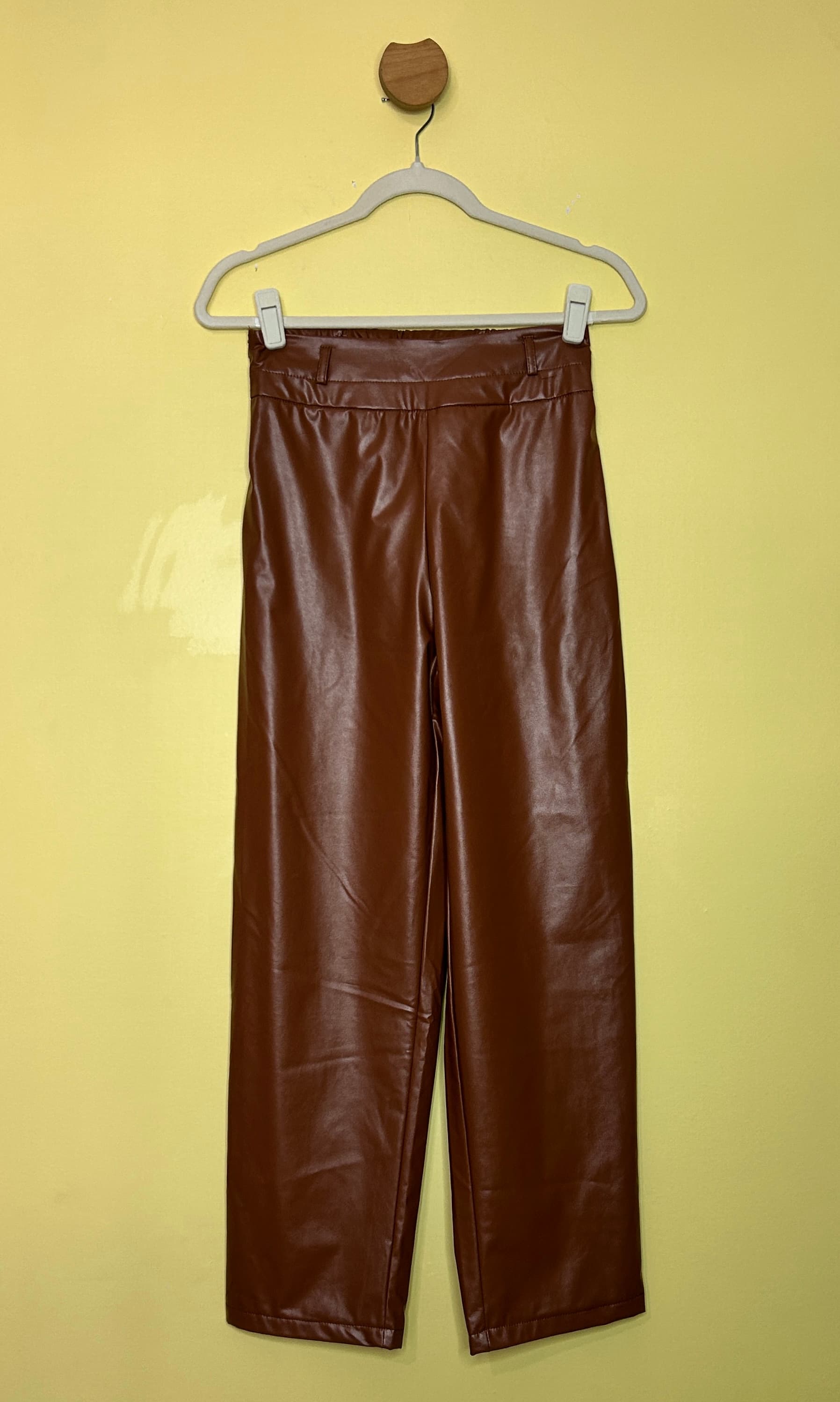 Calça corino reta