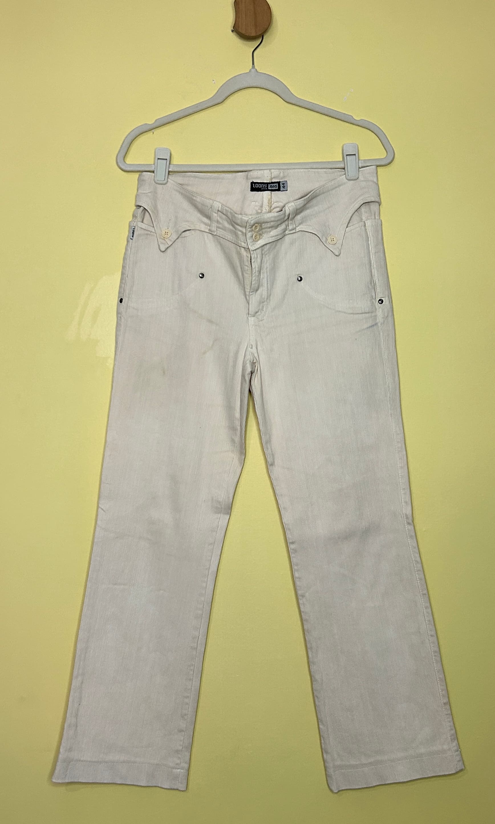 Calça cotelê reta detalhe botão 