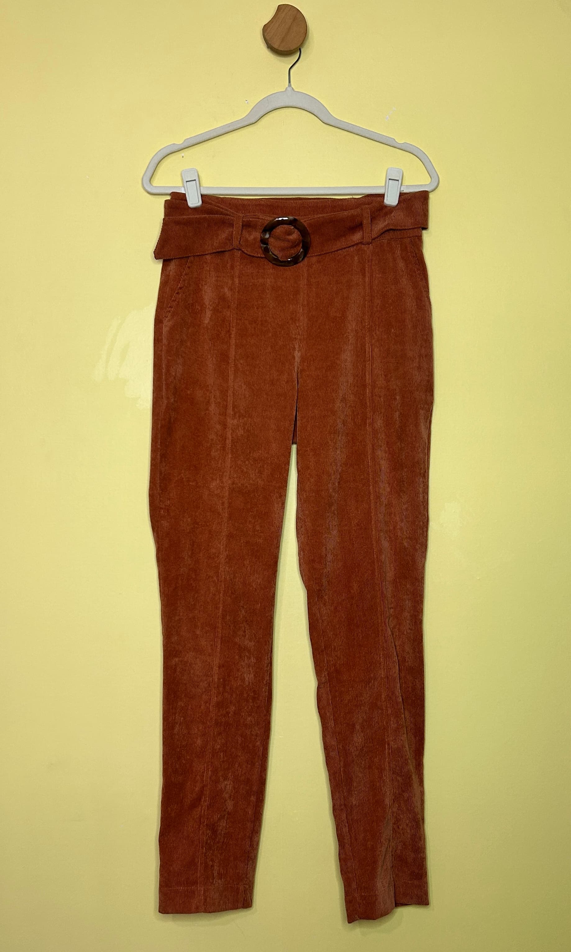 Calça cenoura cotelê com cinto