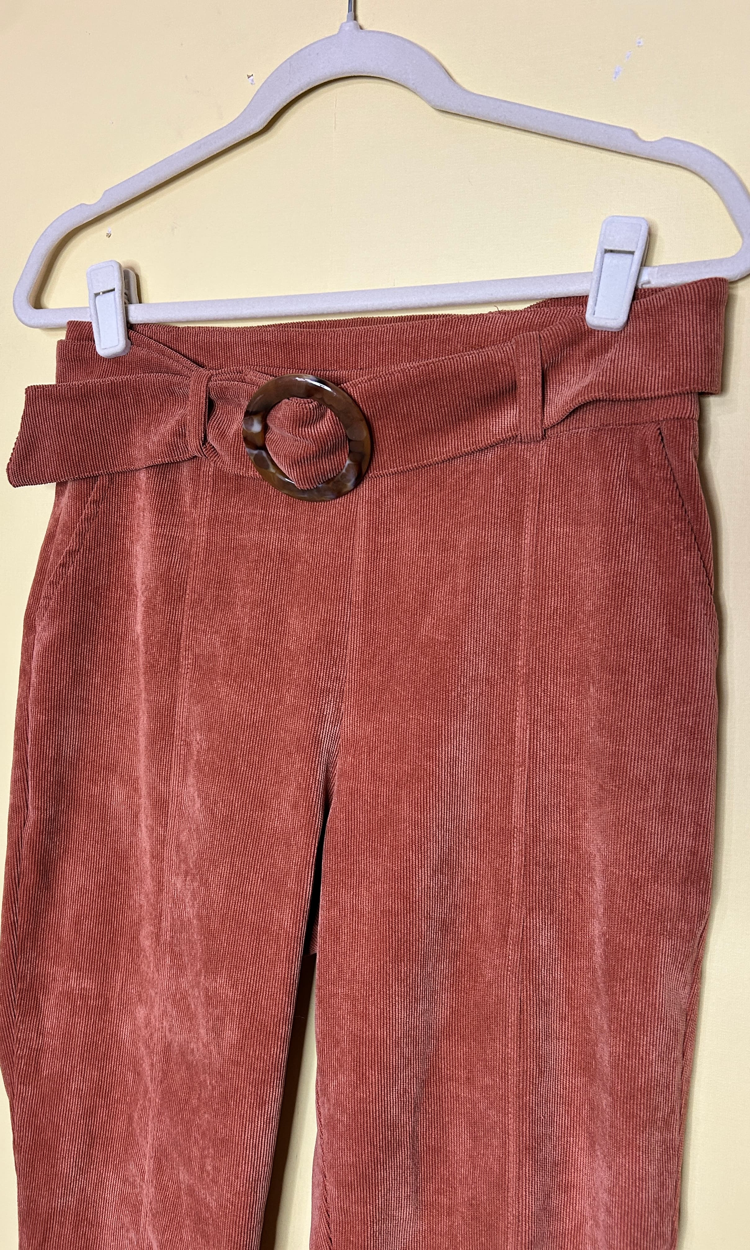 Calça cenoura cotelê com cinto — foto 3