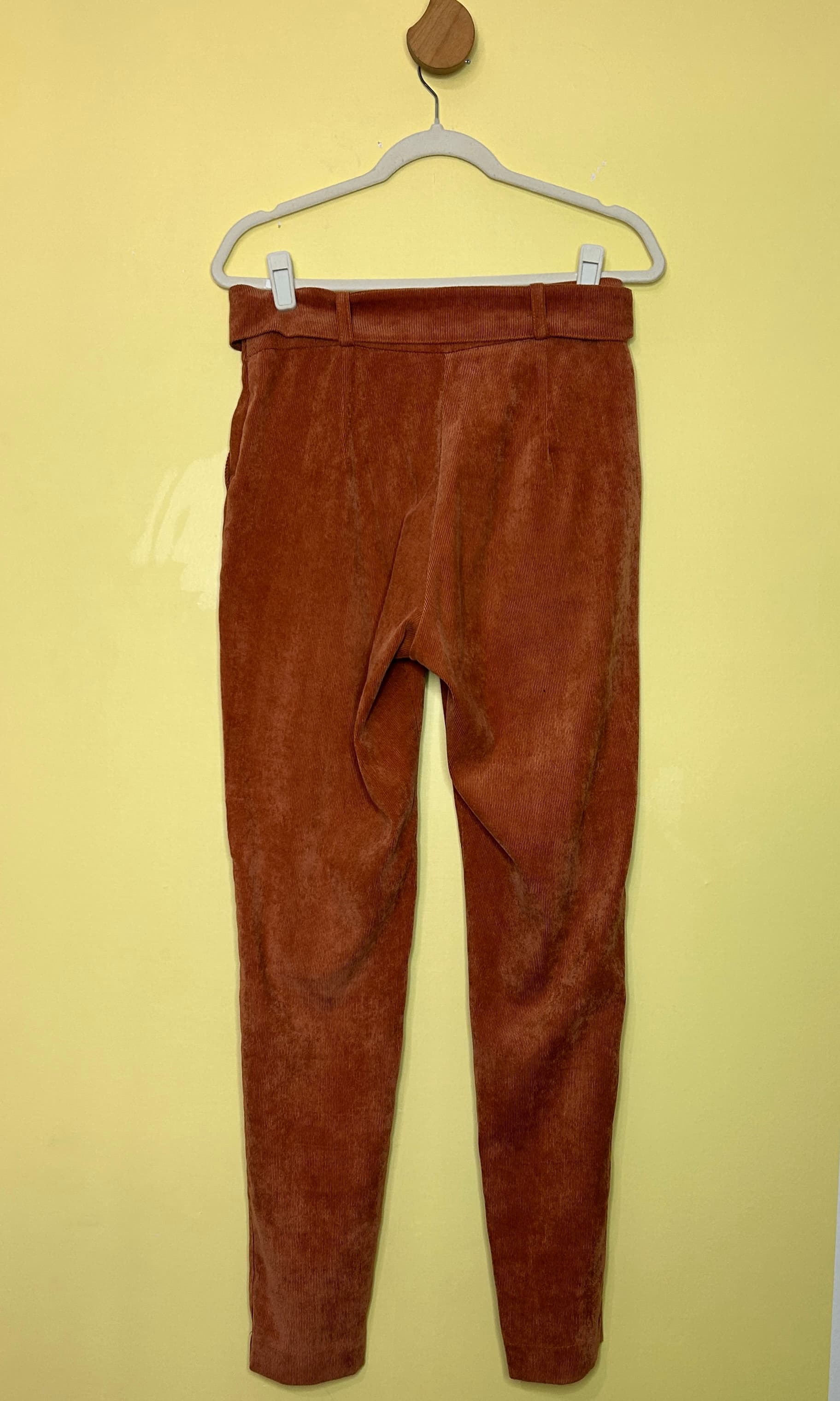 Calça cenoura cotelê com cinto — foto 2